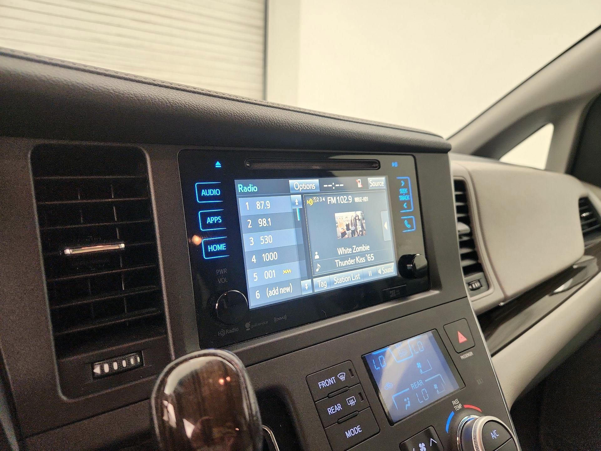 Thumbnail: 2017 Toyota Sienna - 15