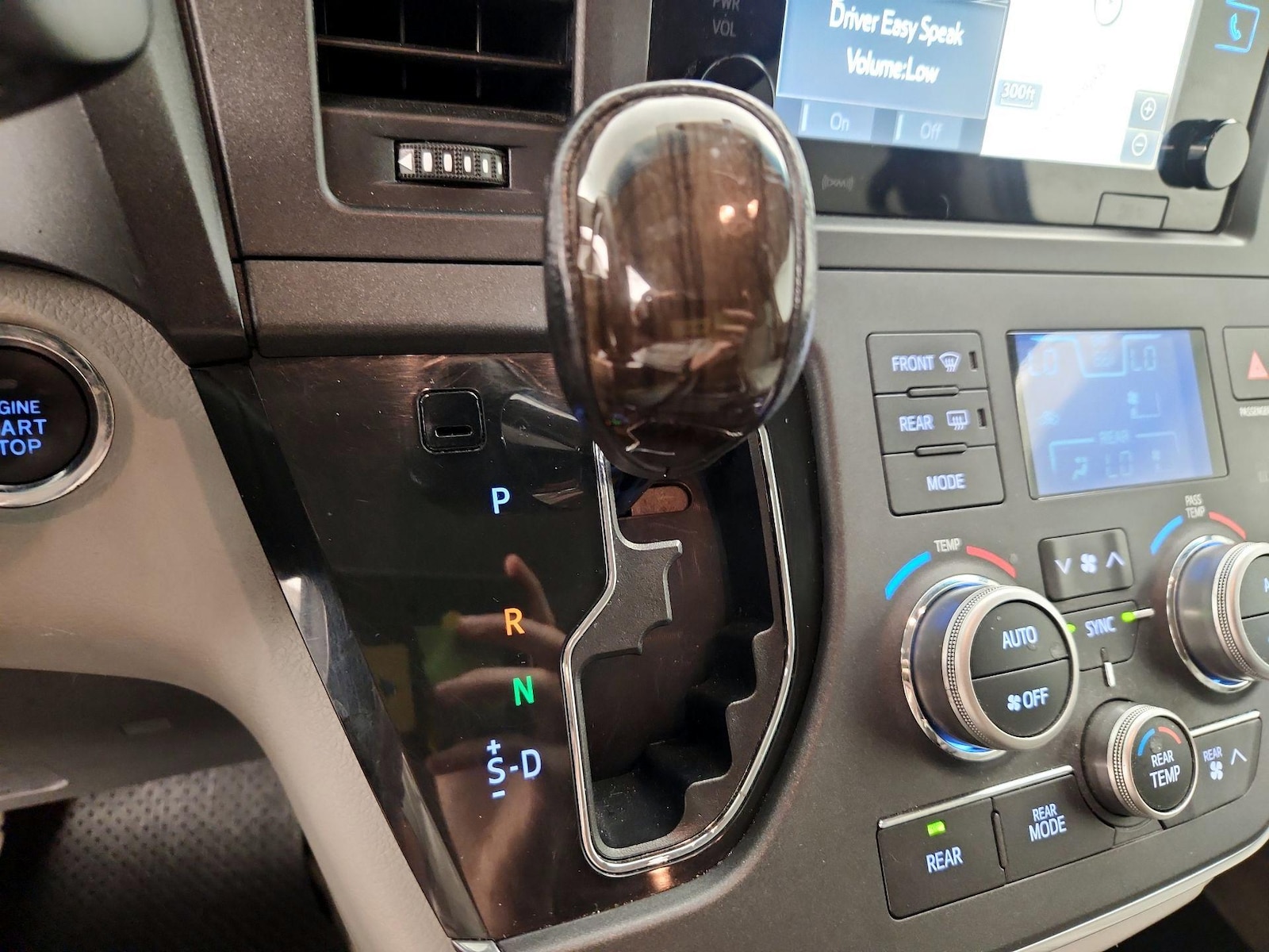 2017 Toyota Sienna XLE - Photo 18