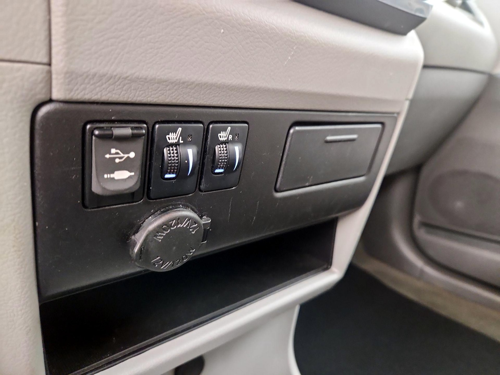 2017 Toyota Sienna XLE - Photo 19