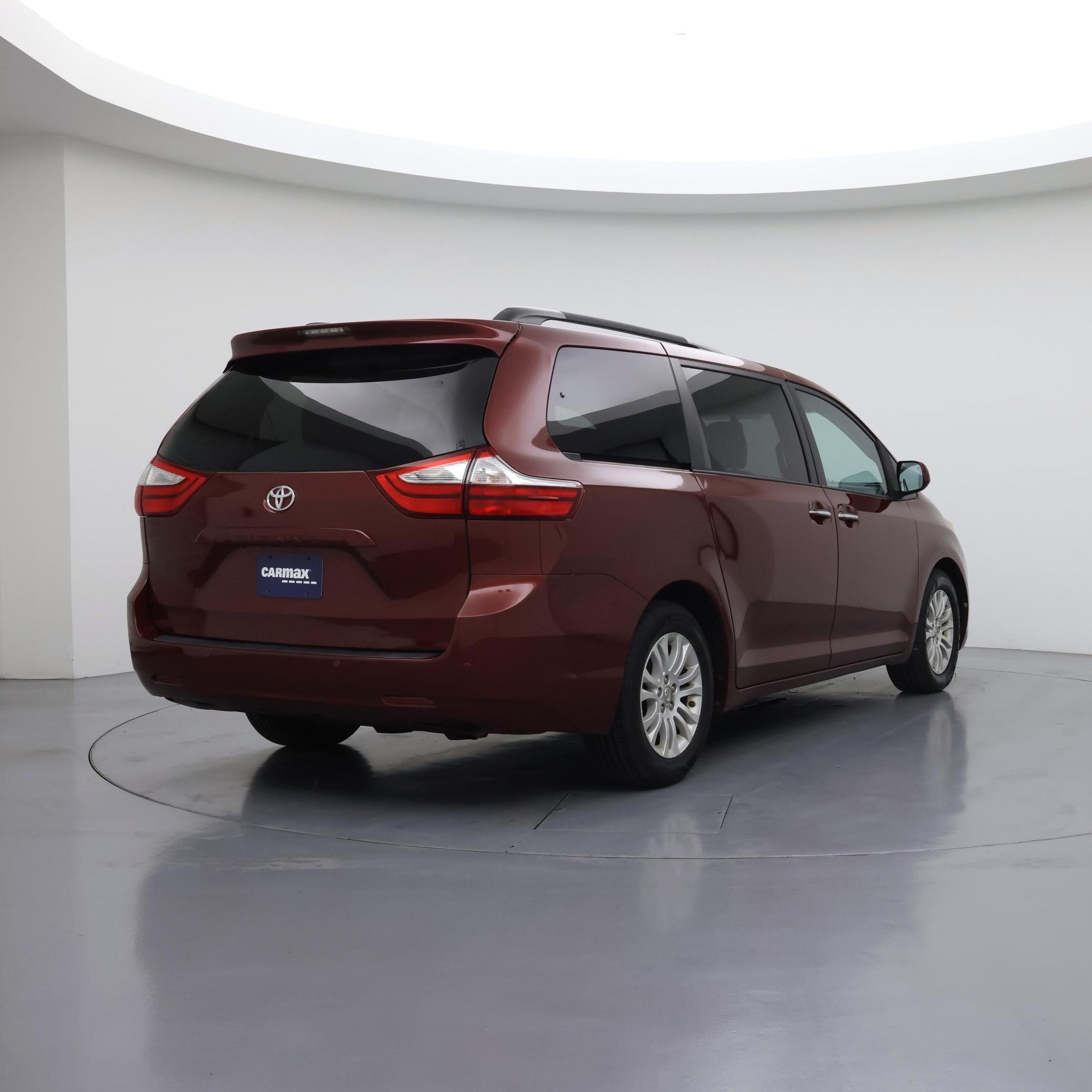 Thumbnail: 2017 Toyota Sienna - 8