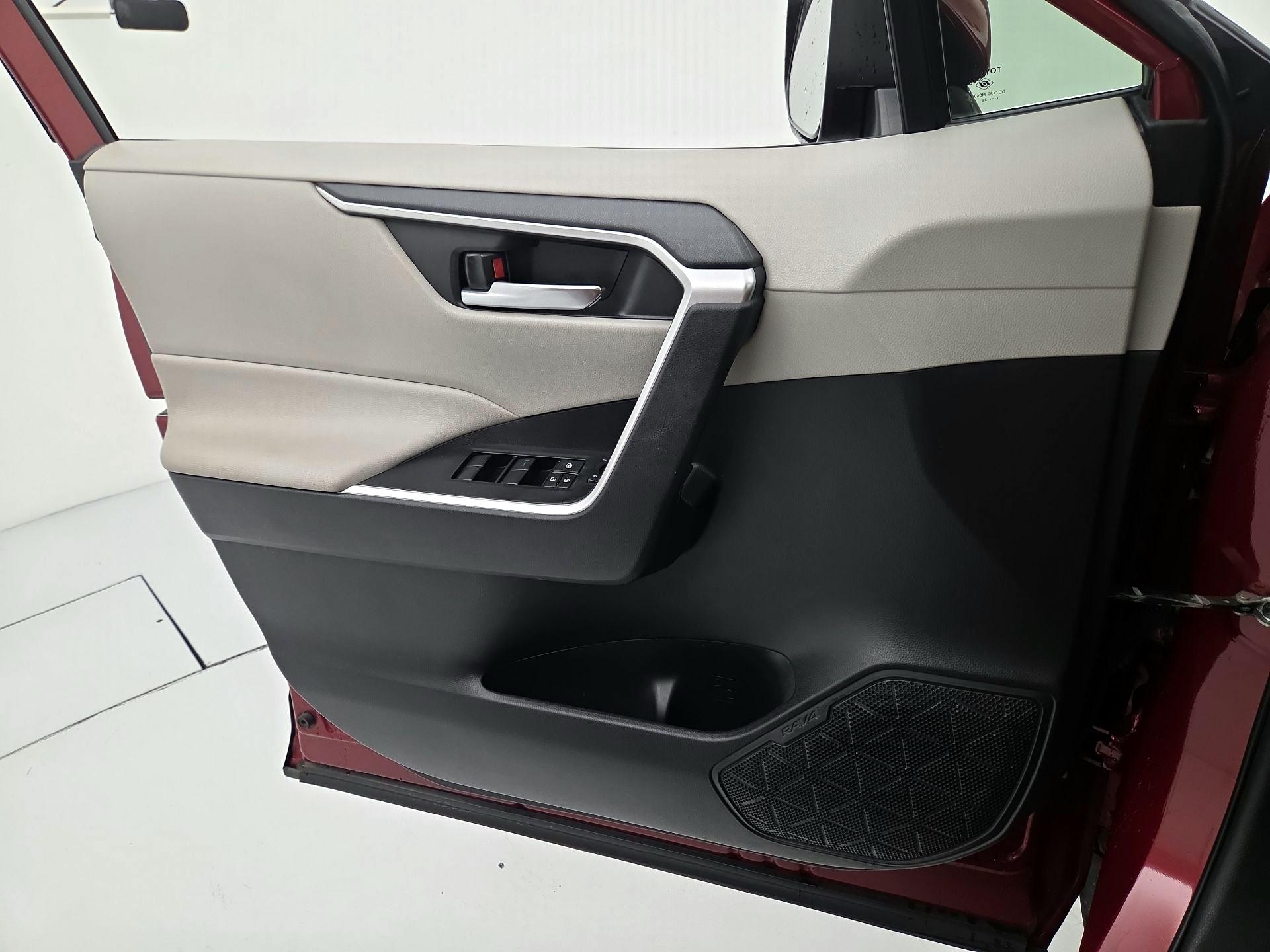 Thumbnail: 2021 Toyota RAV4 - 12