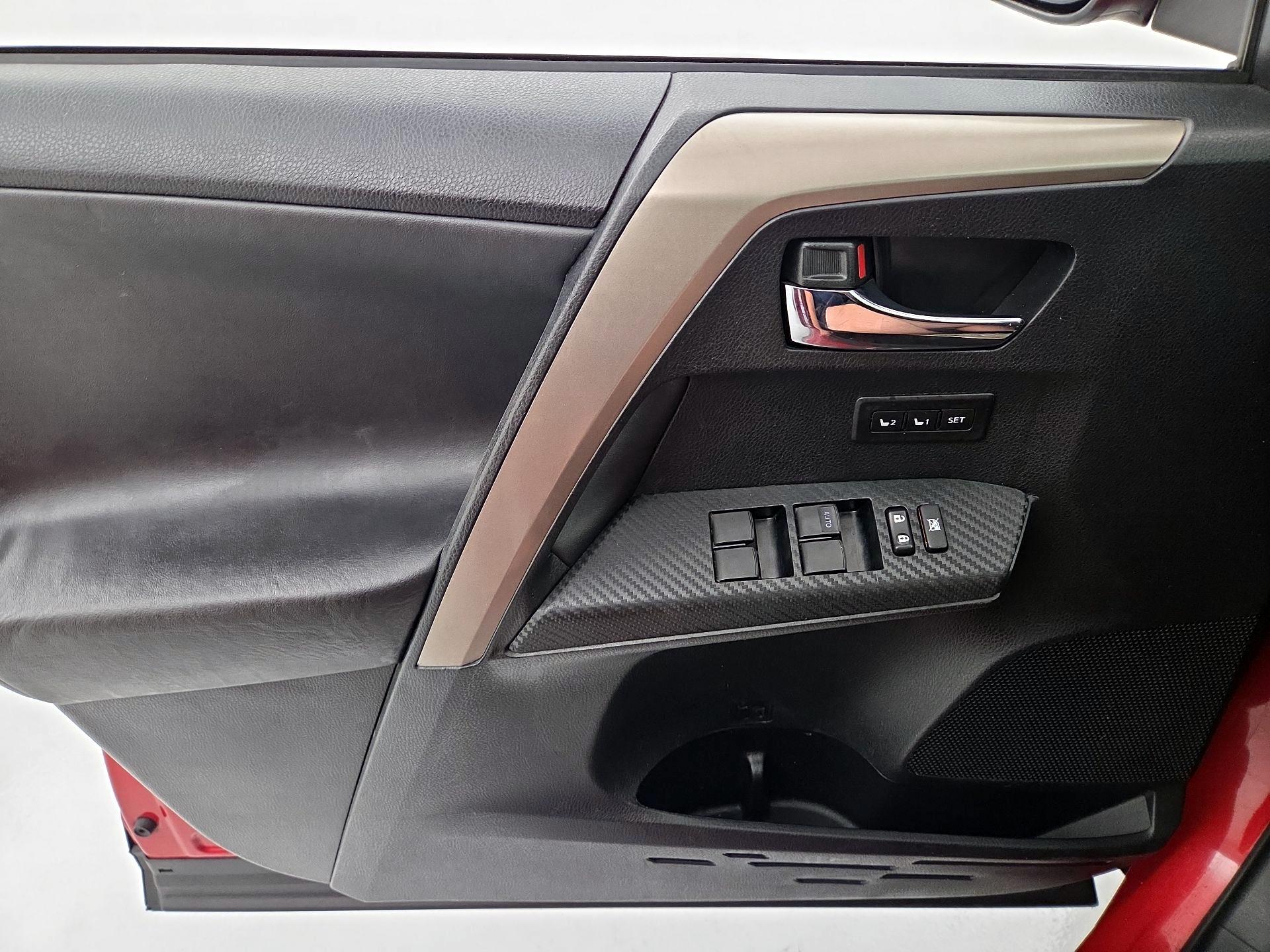 Thumbnail: 2015 Toyota RAV4 - 12