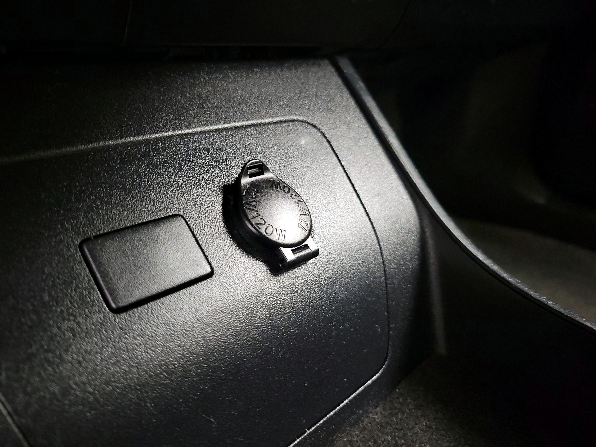 Thumbnail: 2015 Toyota Prius - 16