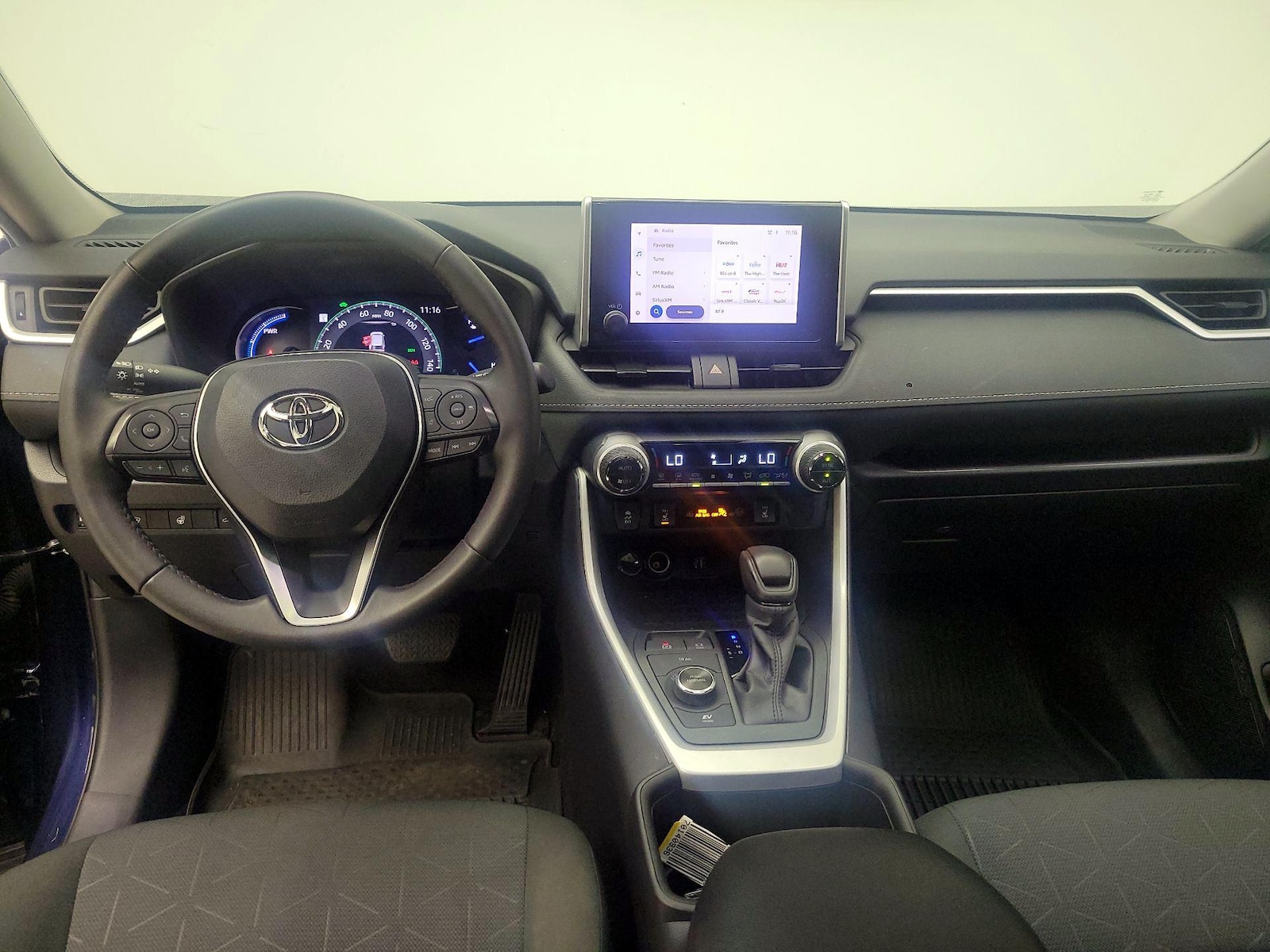 2024 Toyota RAV4 XLE - Photo 10