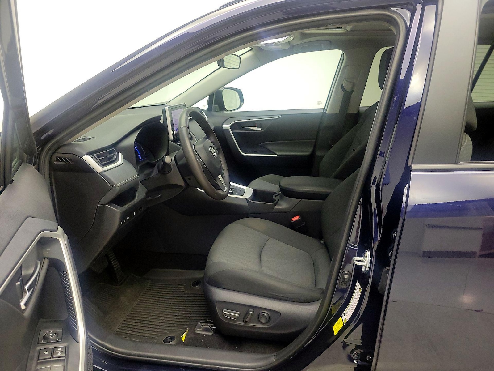 2024 Toyota RAV4 XLE - Photo 12