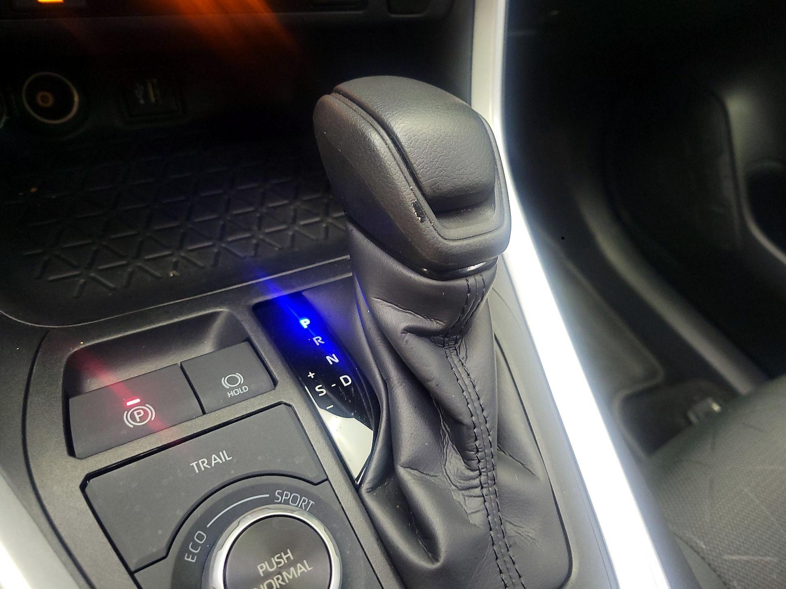 2024 Toyota RAV4 XLE - Photo 18
