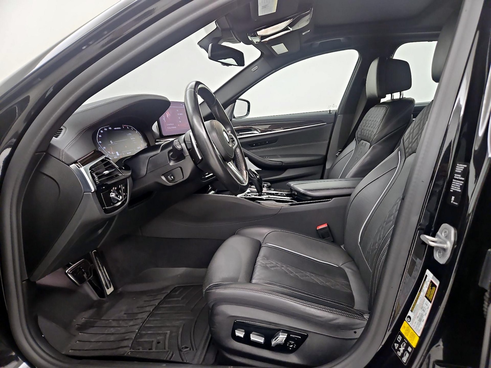 2021 BMW 5 Series M550i - Photo 12