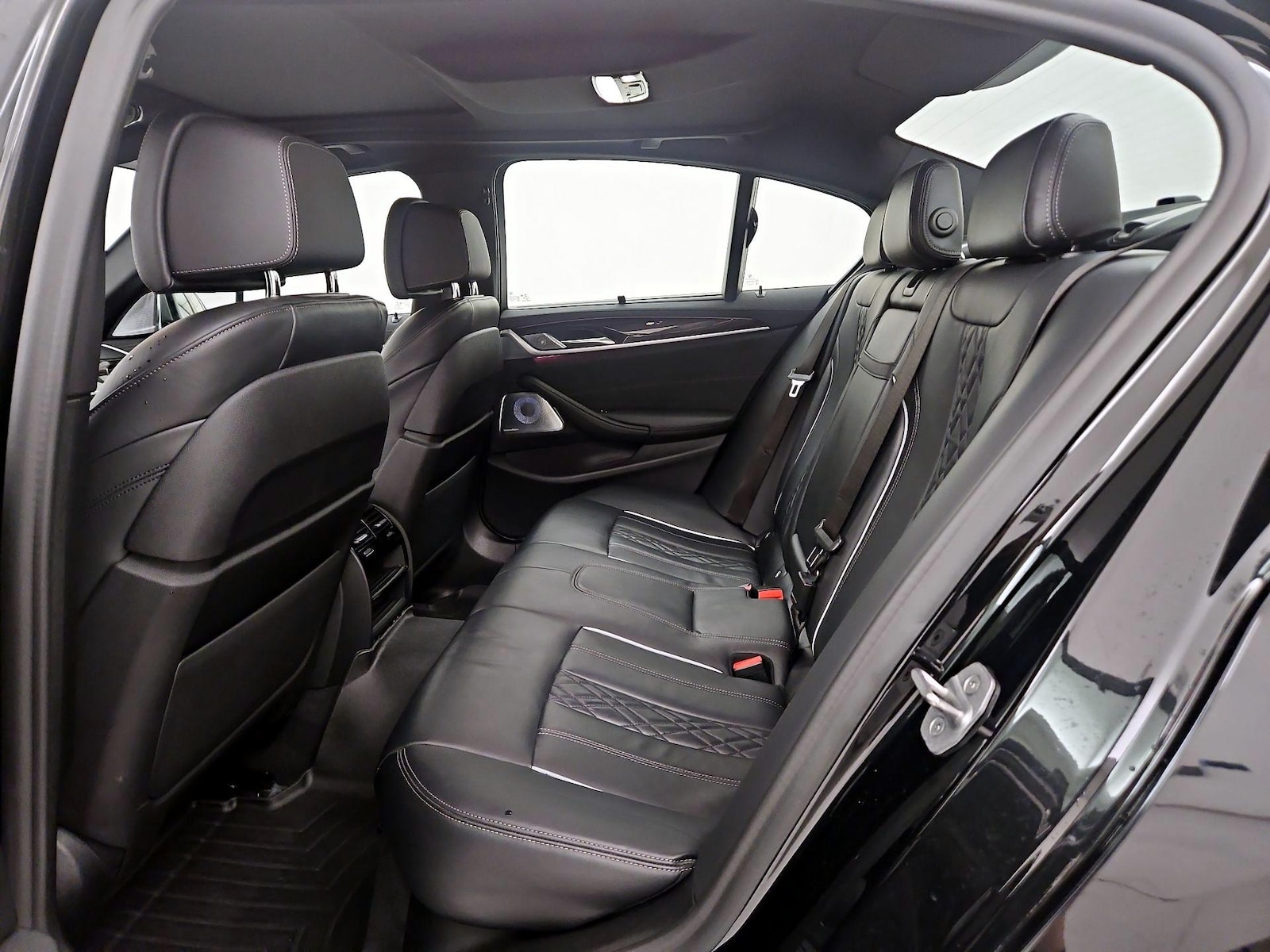 2021 BMW 5 Series M550i - Photo 22