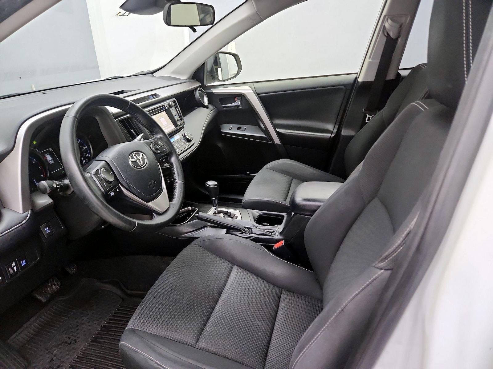 2017 Toyota RAV4 XLE - Photo 12