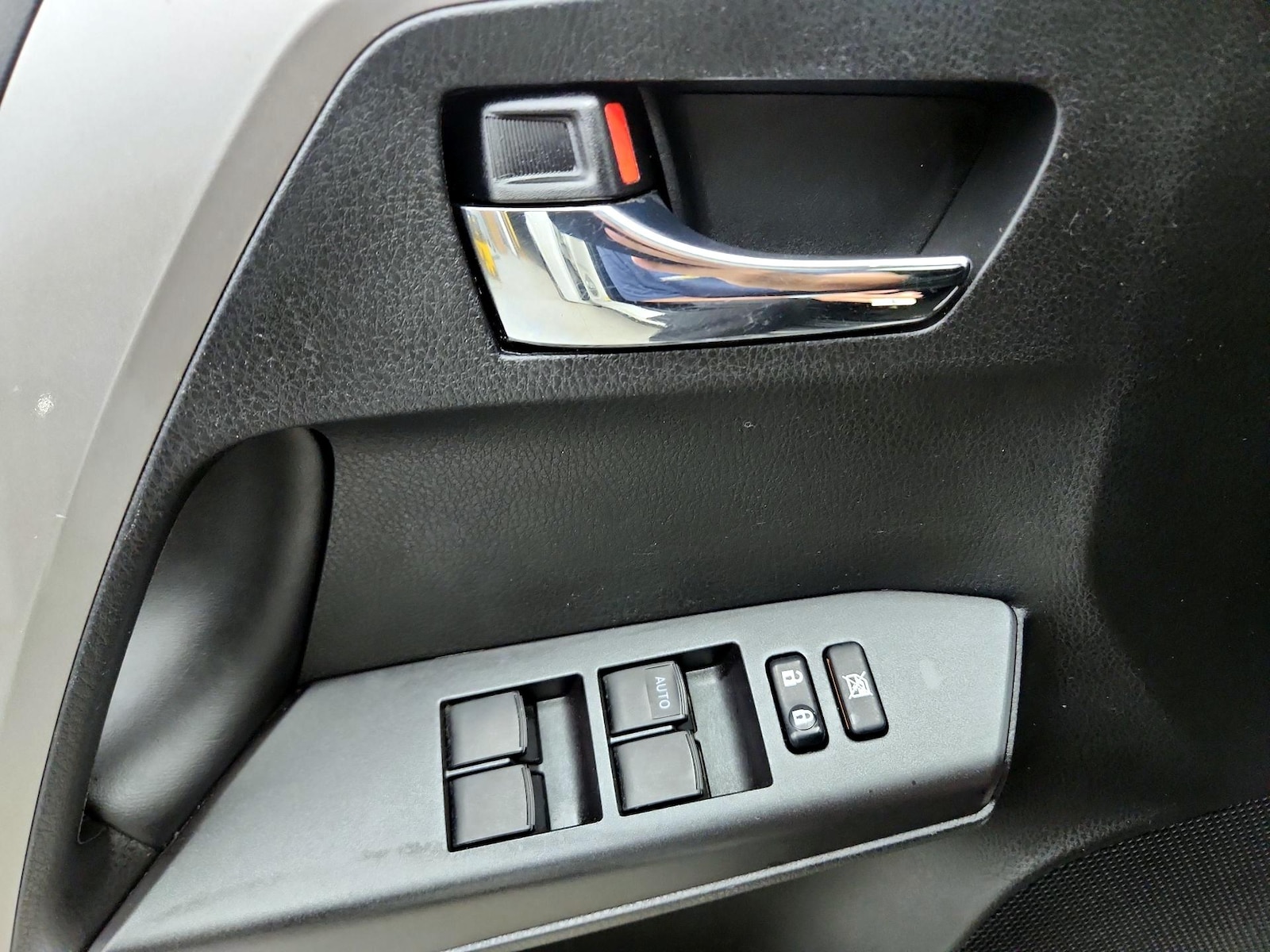 2017 Toyota RAV4 XLE - Photo 13