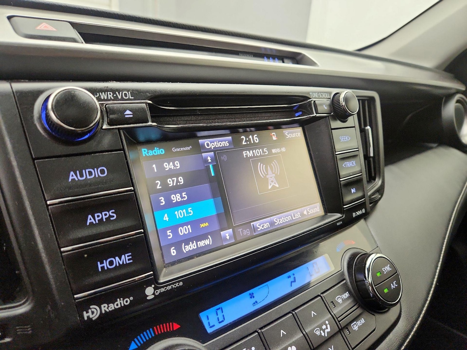 2017 Toyota RAV4 XLE - Photo 16
