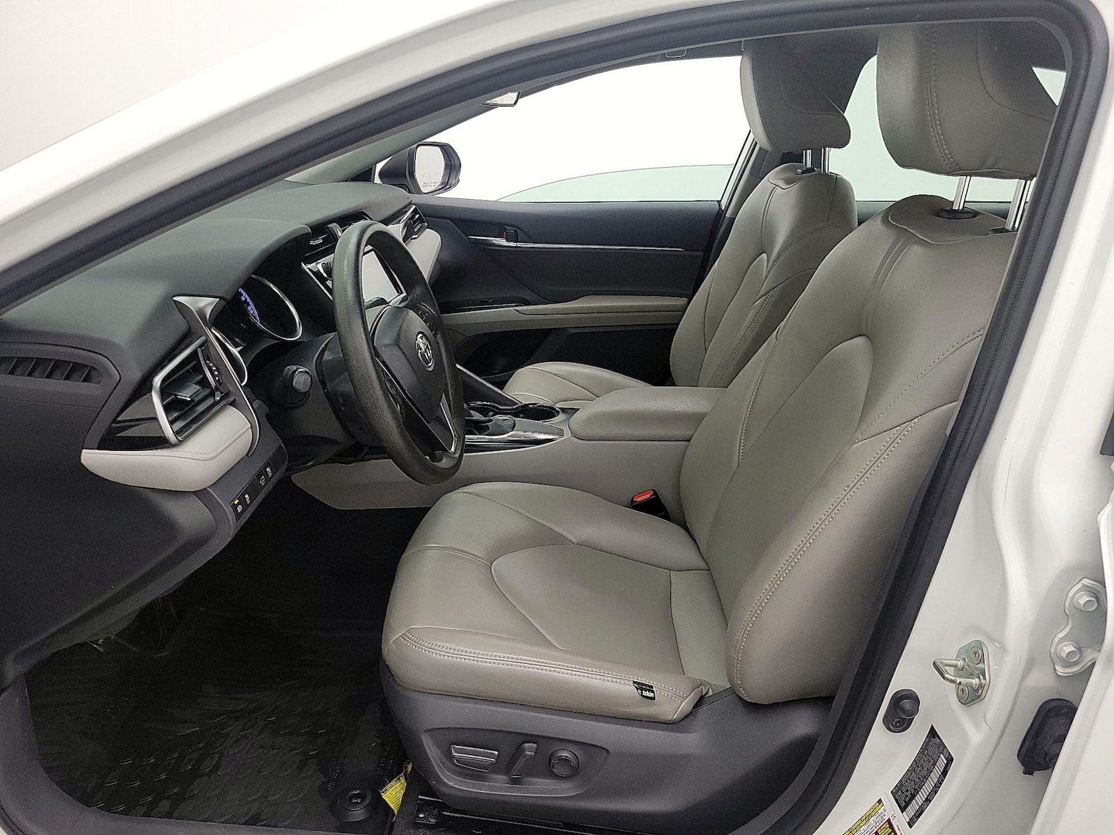 2020 Toyota Camry LE - Photo 12