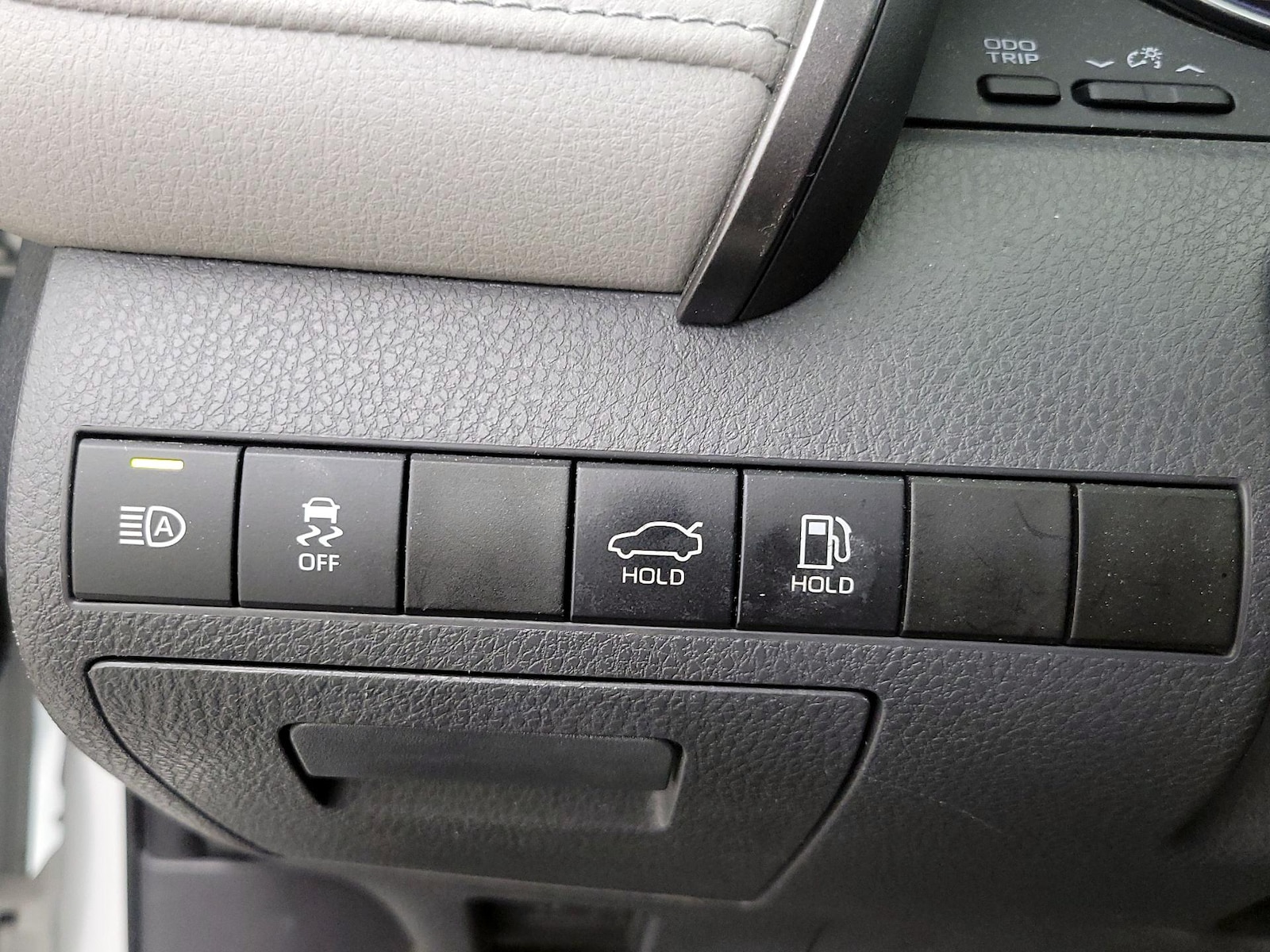 2020 Toyota Camry LE - Photo 14