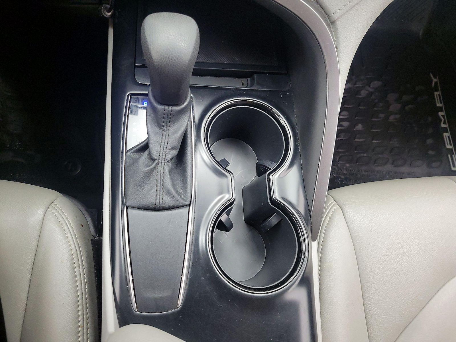 2020 Toyota Camry LE - Photo 18