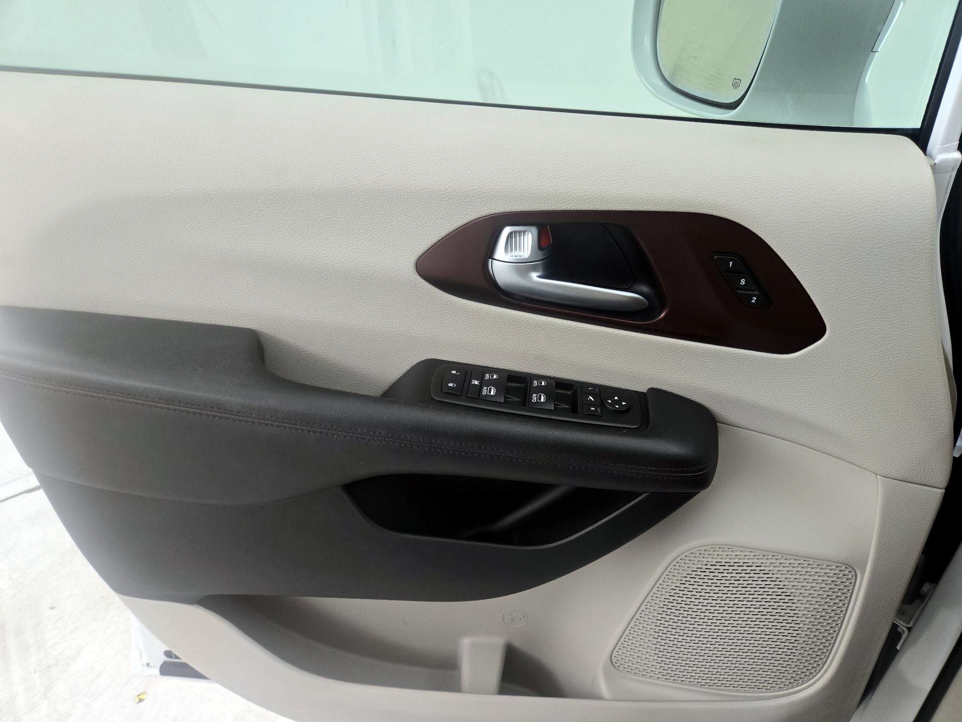 Thumbnail: 2018 Chrysler Pacifica - 12