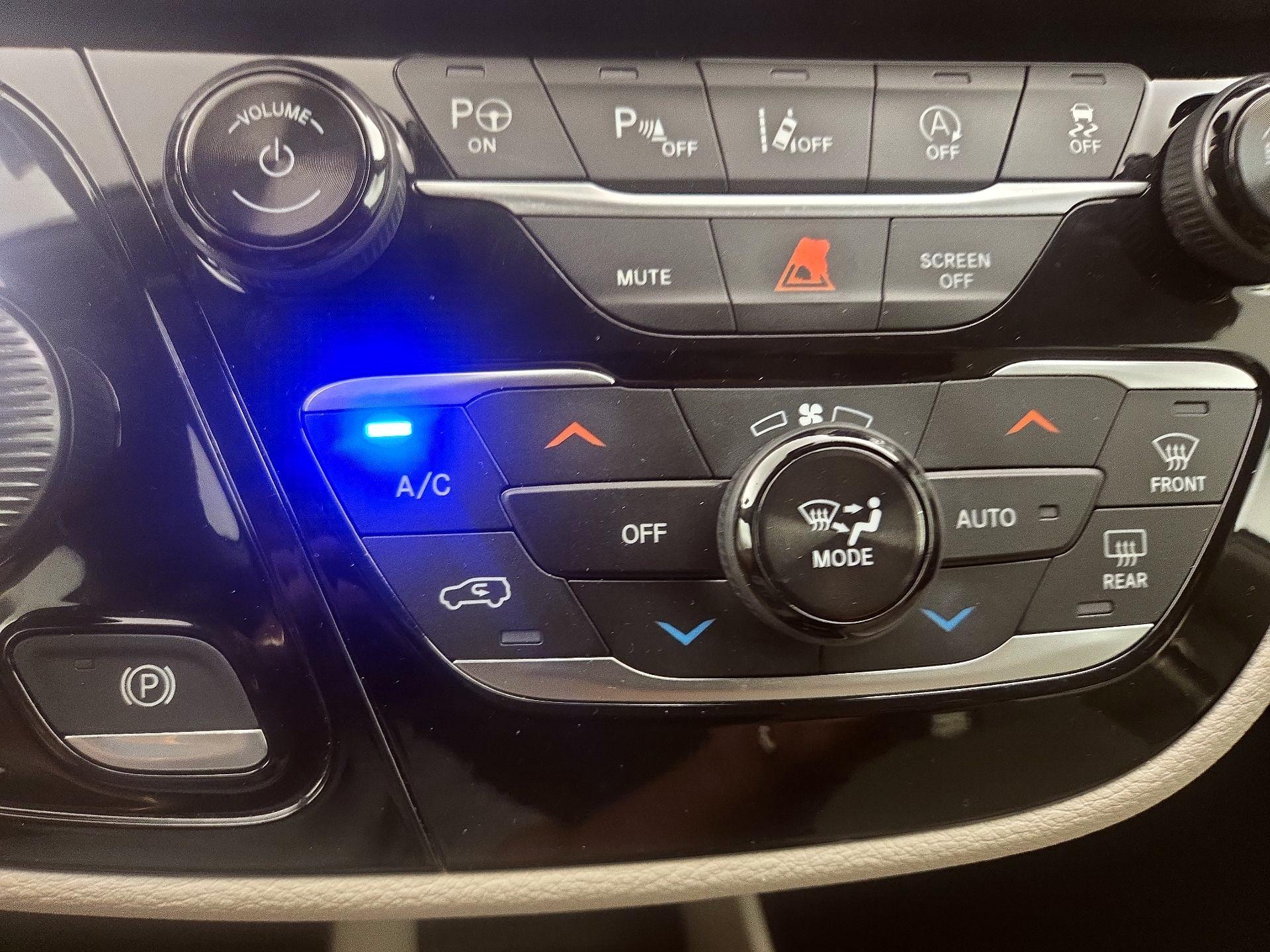 Thumbnail: 2018 Chrysler Pacifica - 16