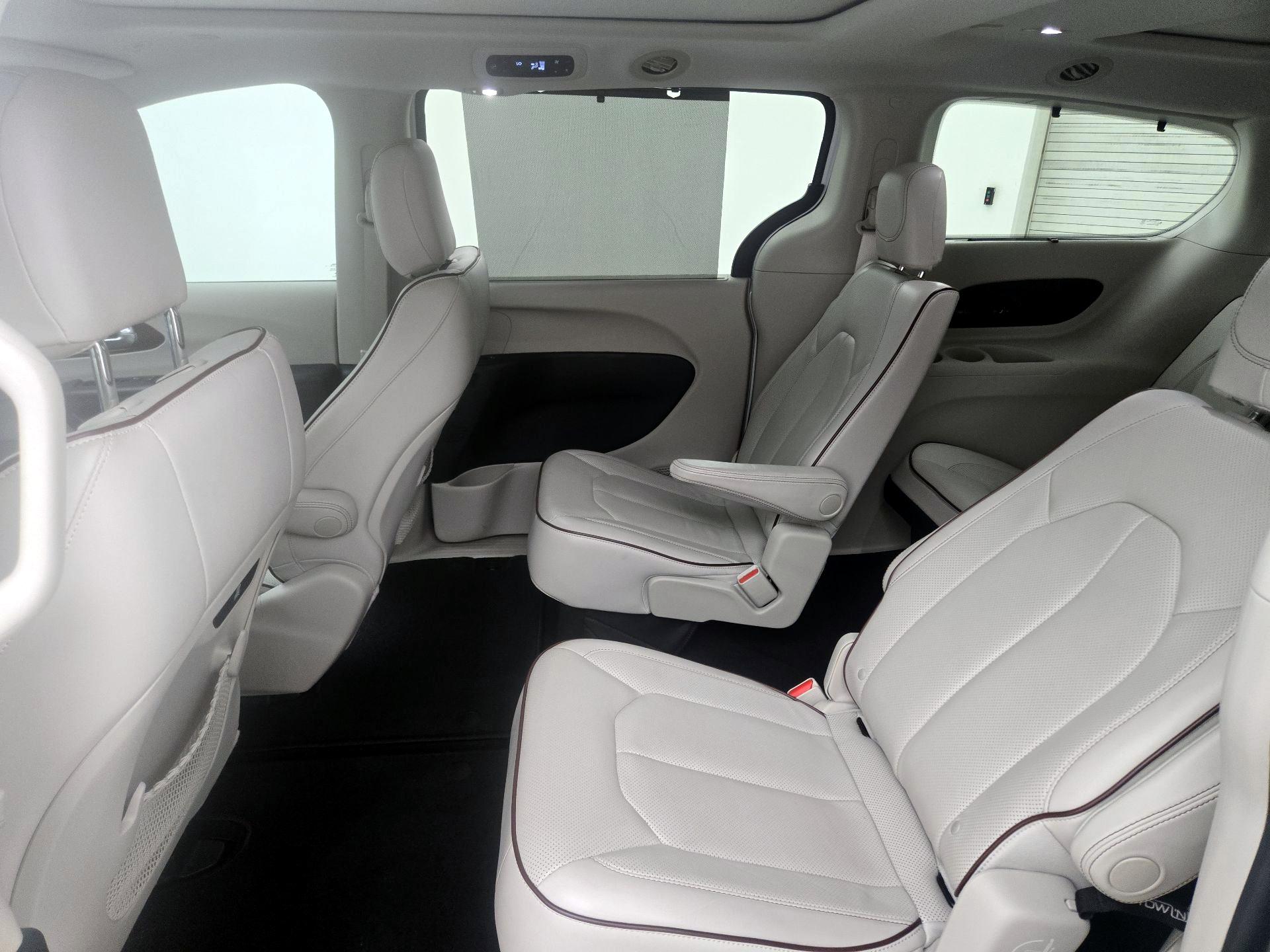 Thumbnail: 2018 Chrysler Pacifica - 19