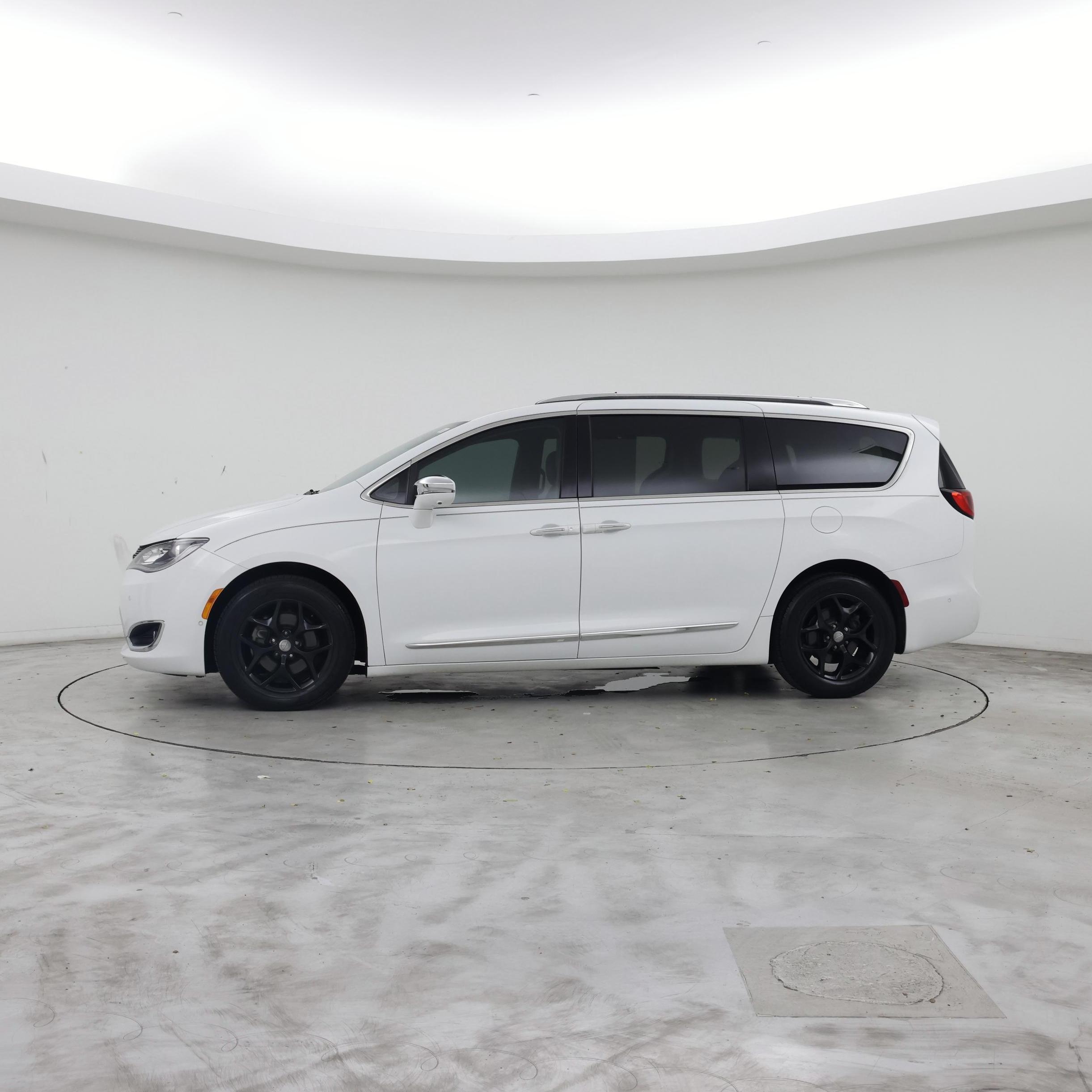 Thumbnail: 2018 Chrysler Pacifica - 3