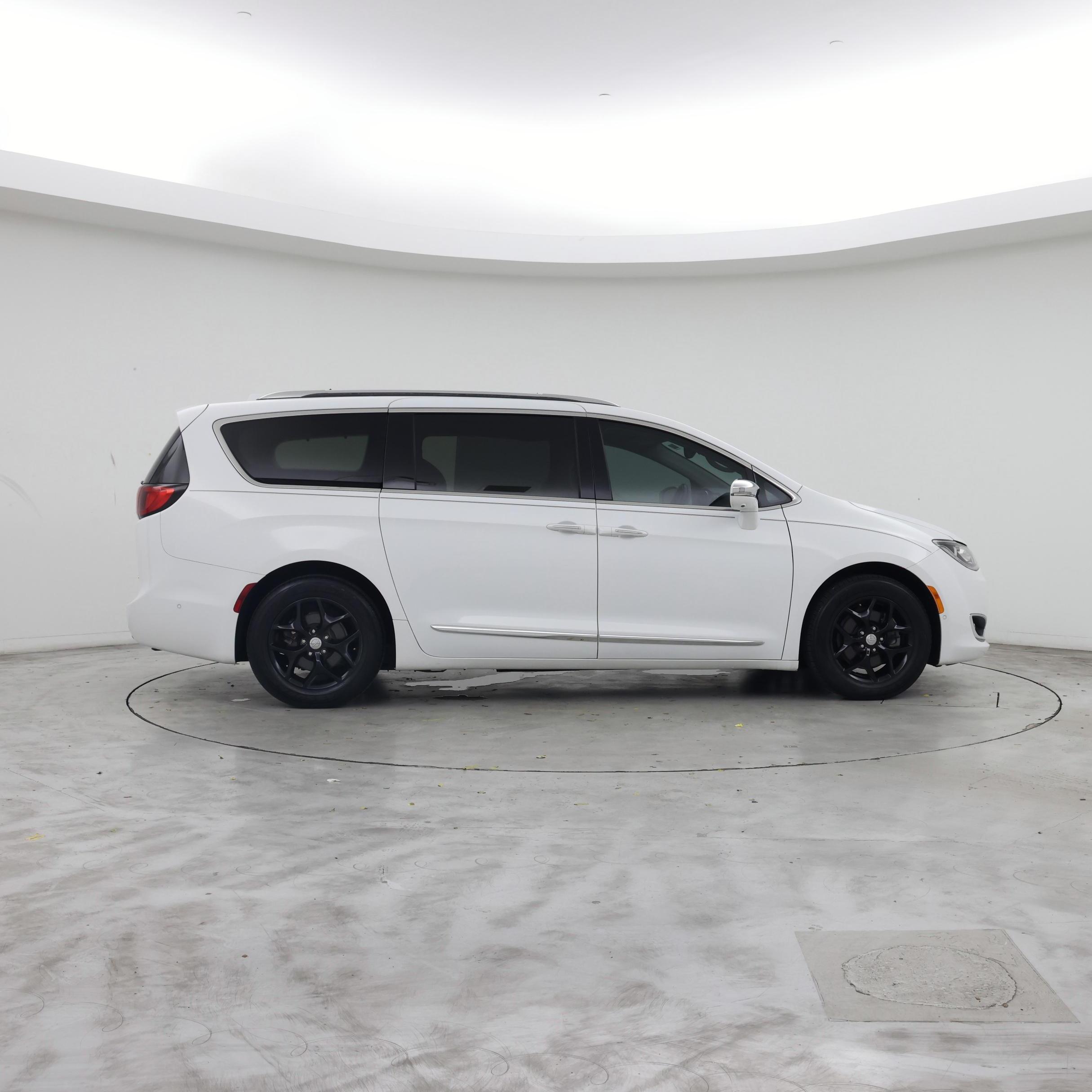 Thumbnail: 2018 Chrysler Pacifica - 7