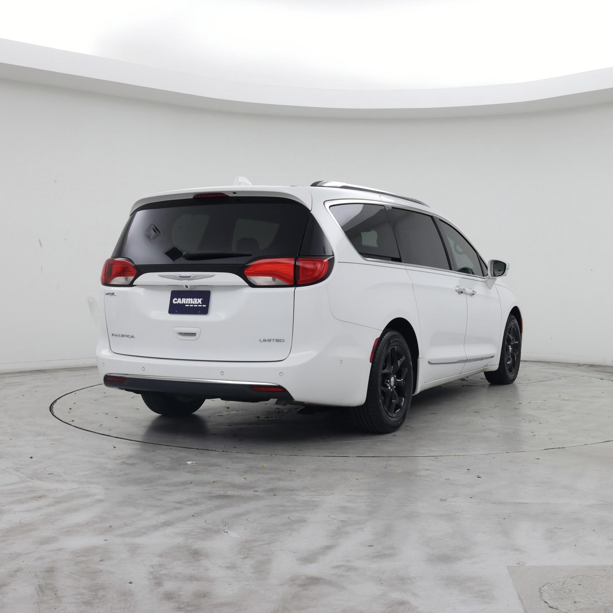 Thumbnail: 2018 Chrysler Pacifica - 8