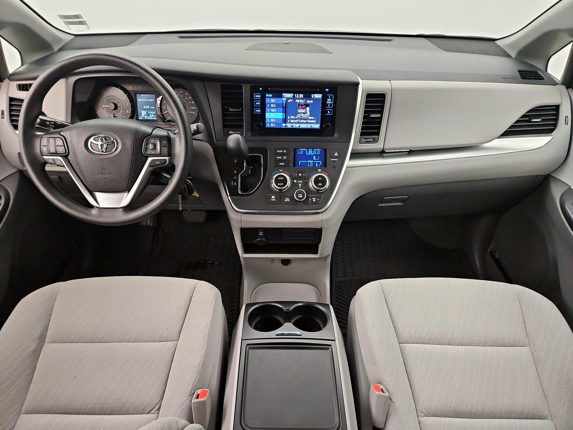 Thumbnail: 2017 Toyota Sienna - 9