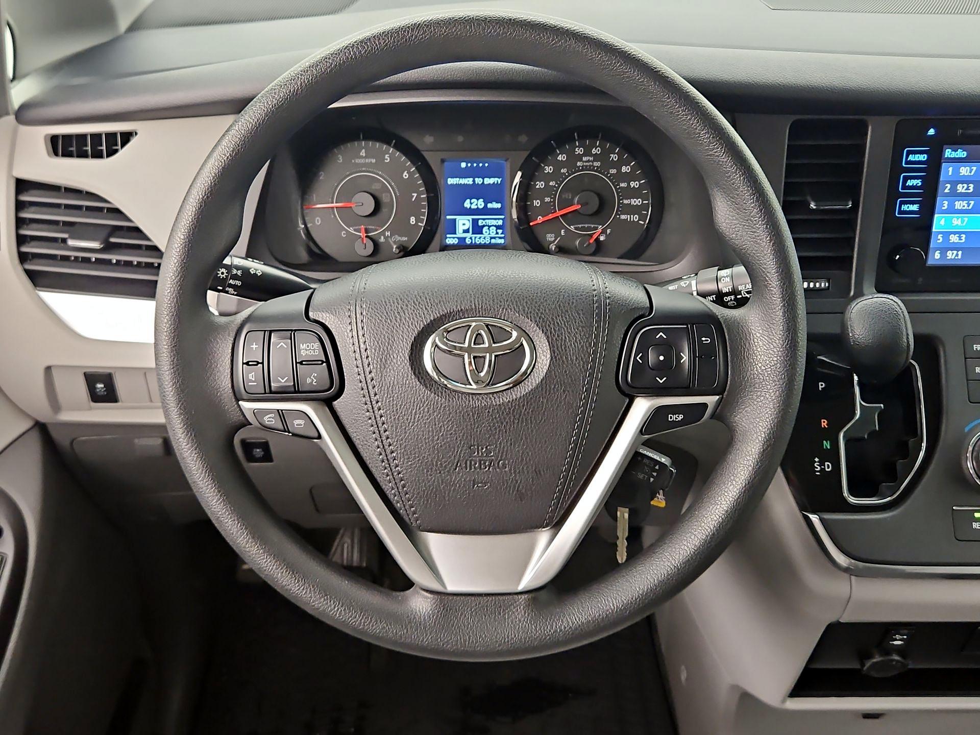 Thumbnail: 2017 Toyota Sienna - 10