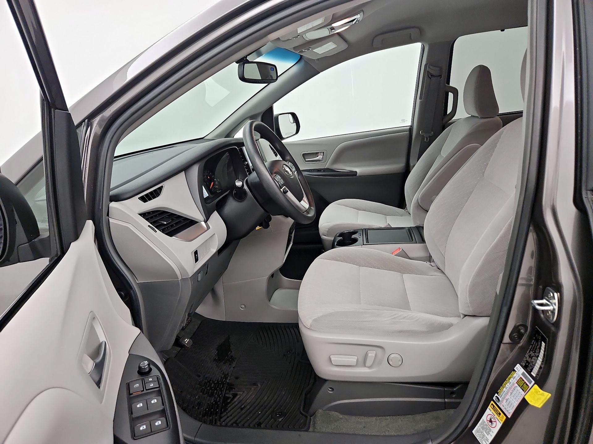 Thumbnail: 2017 Toyota Sienna - 11