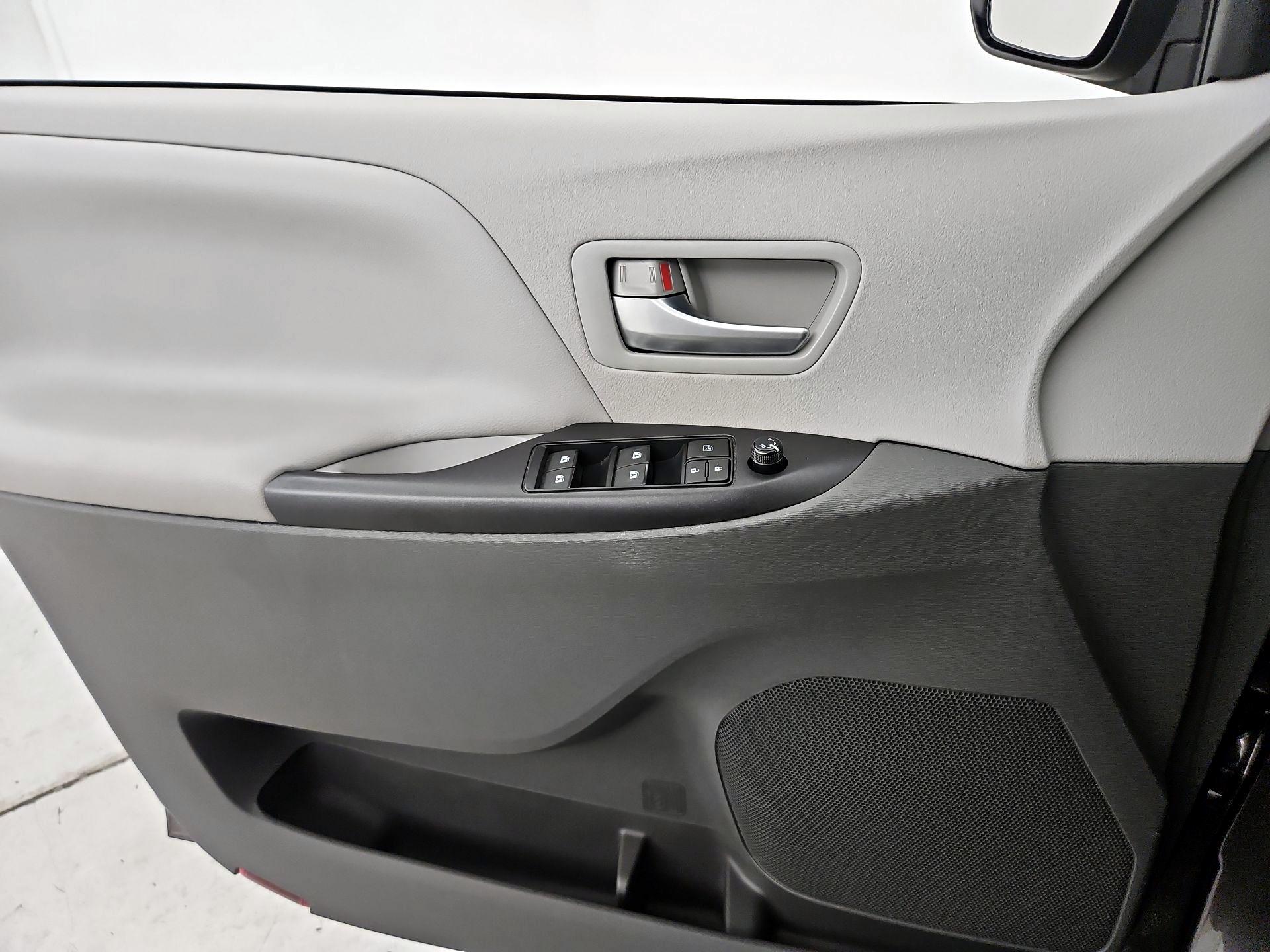 Thumbnail: 2017 Toyota Sienna - 12