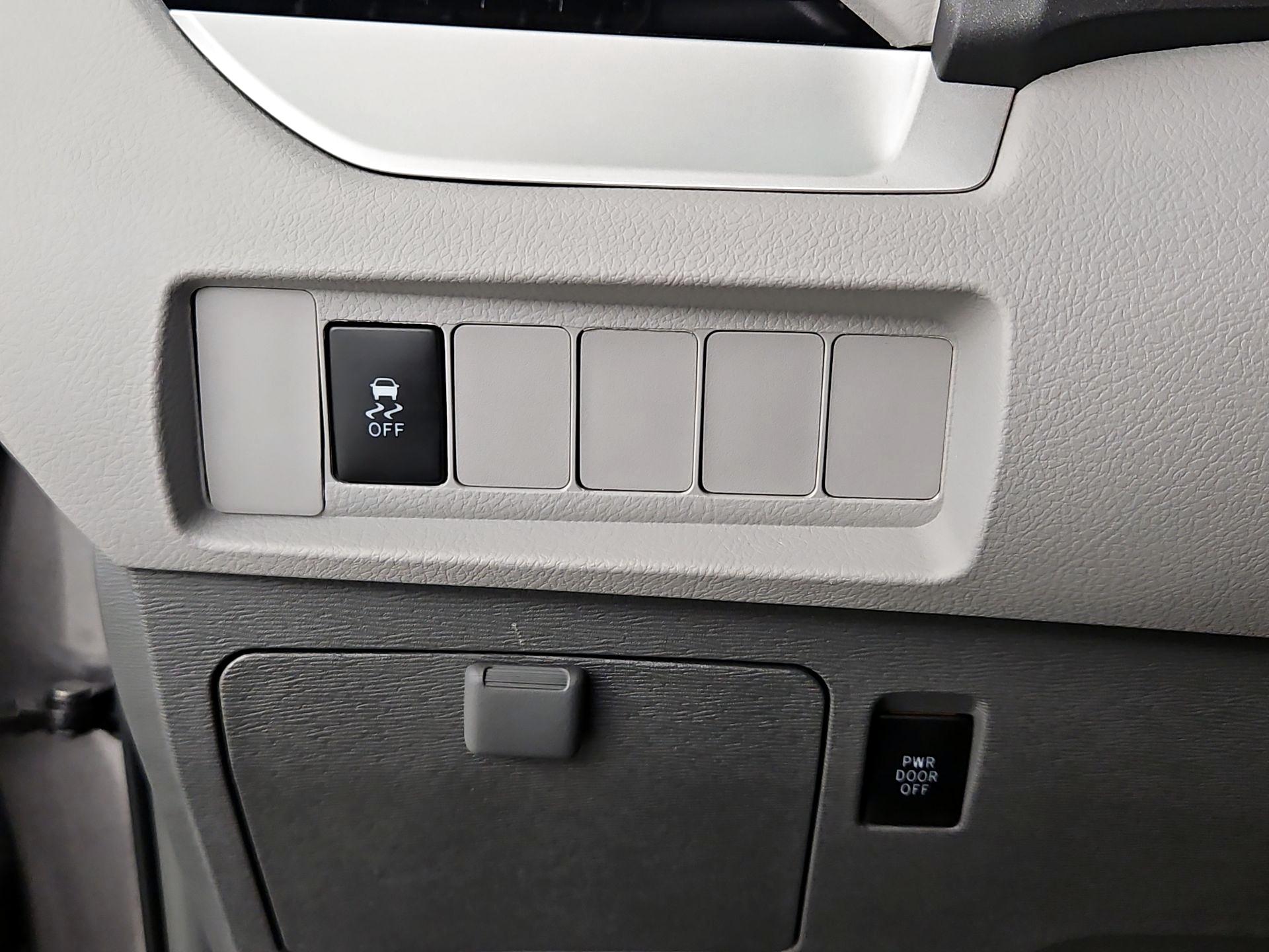 Thumbnail: 2017 Toyota Sienna - 13