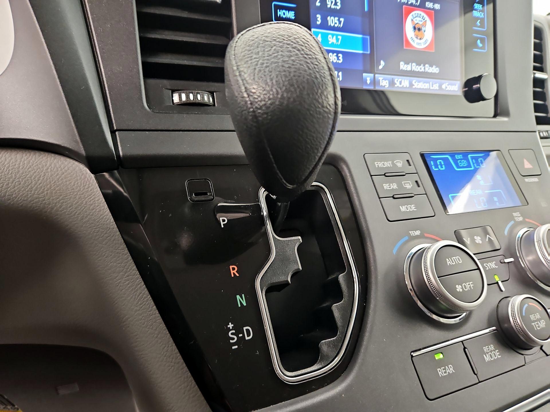 Thumbnail: 2017 Toyota Sienna - 17