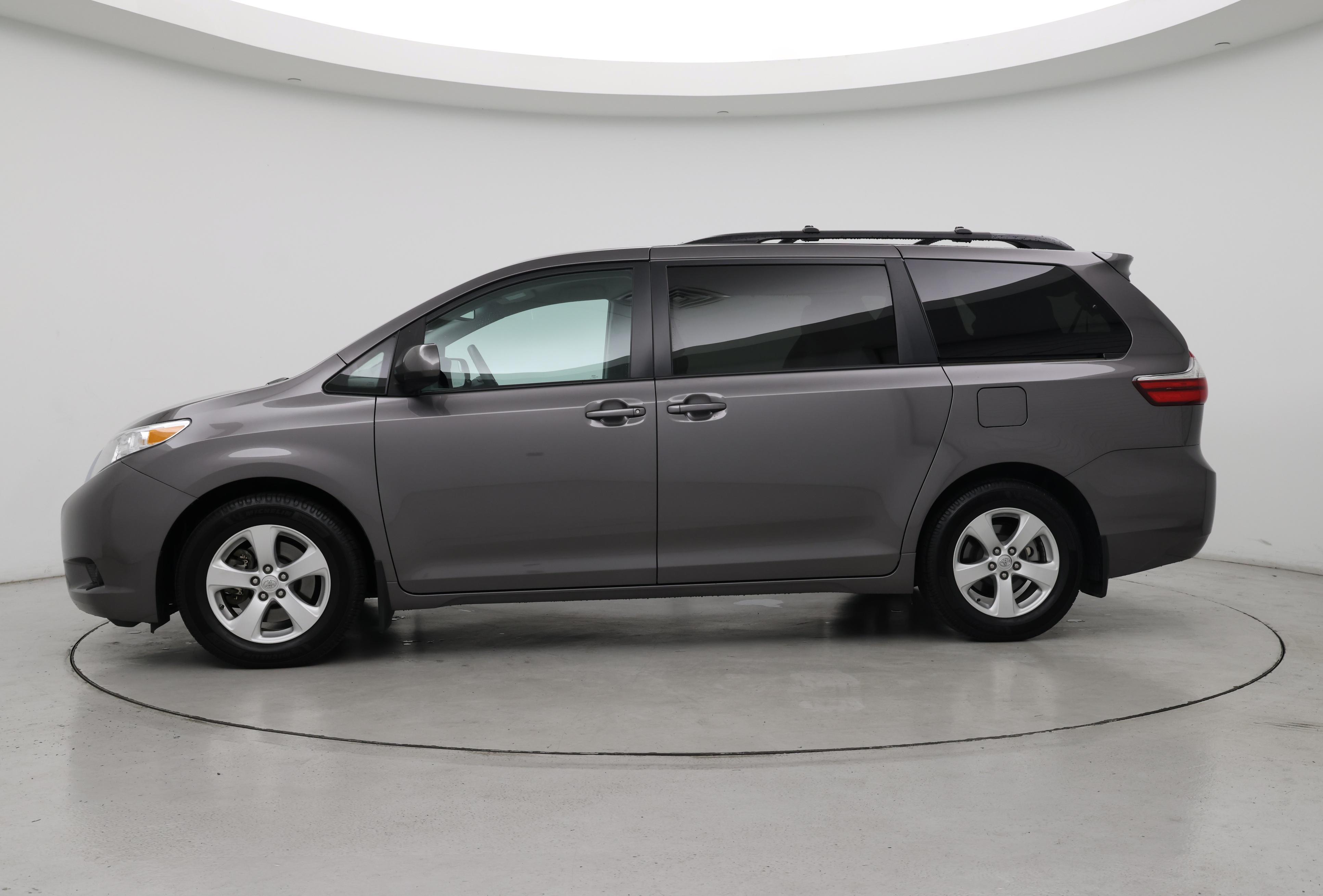 Thumbnail: 2017 Toyota Sienna - 3