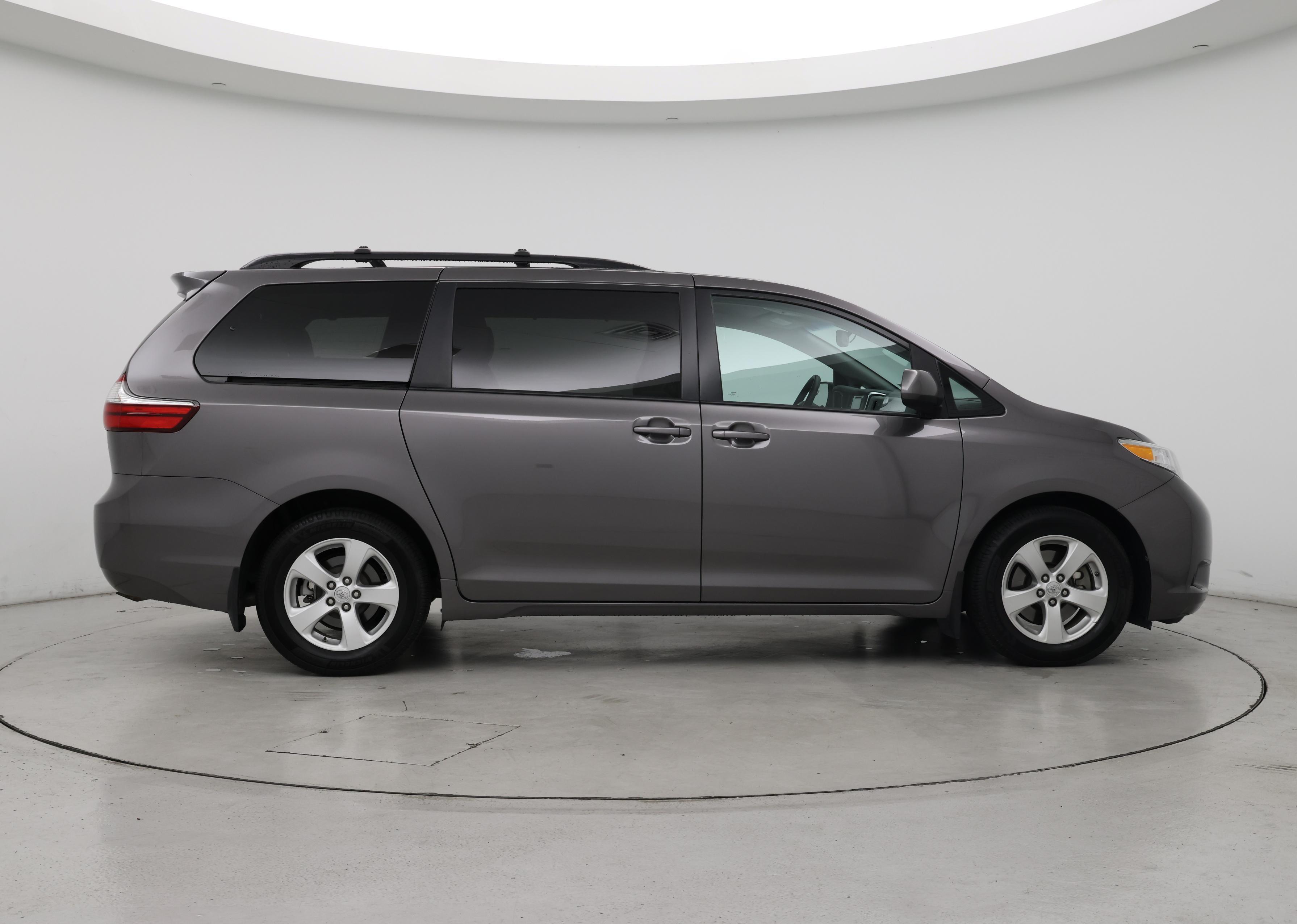 Thumbnail: 2017 Toyota Sienna - 7
