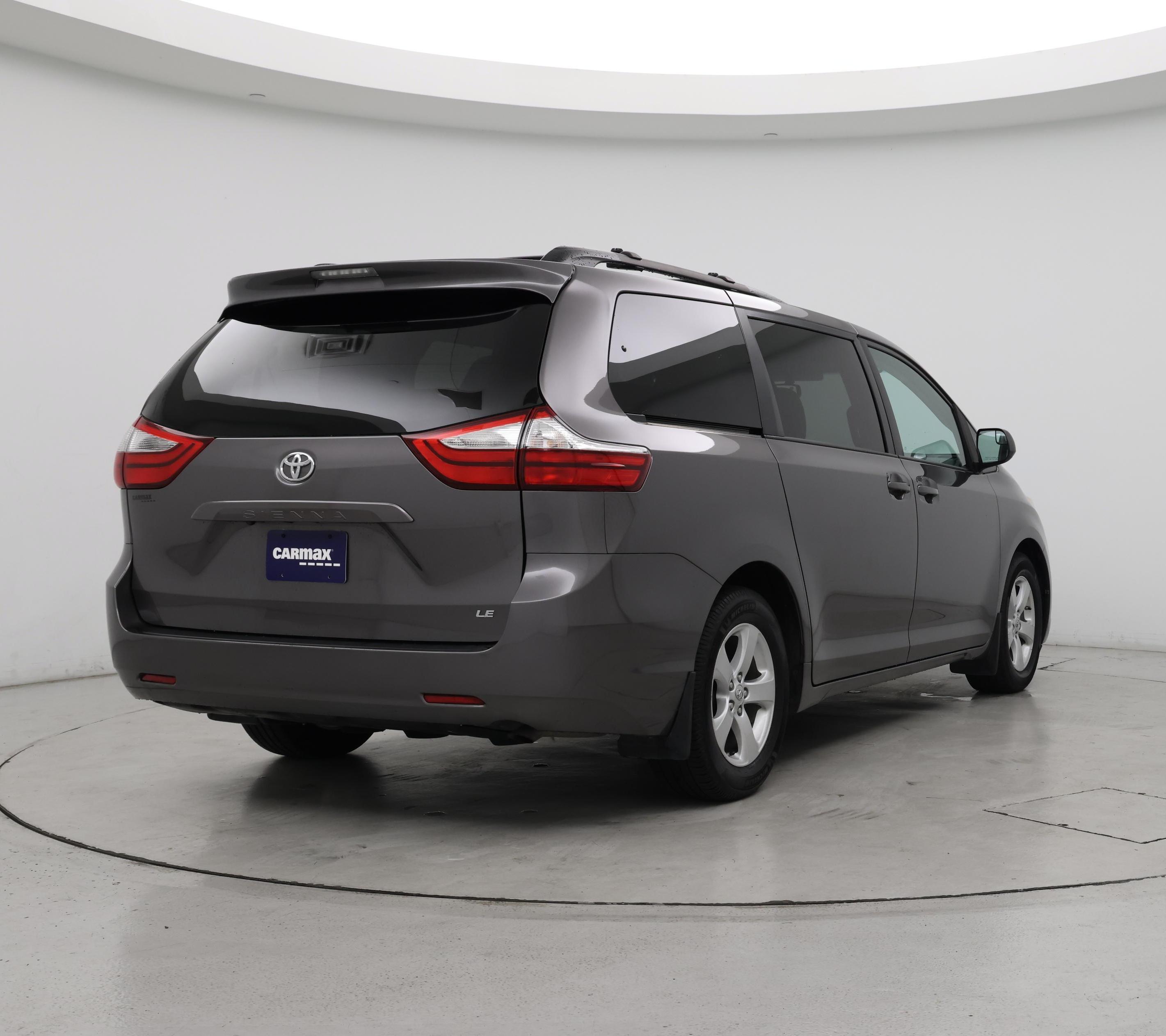 Thumbnail: 2017 Toyota Sienna - 8
