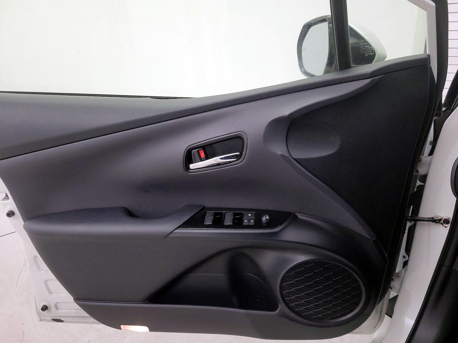 2020 Toyota Prius LE - Photo 13