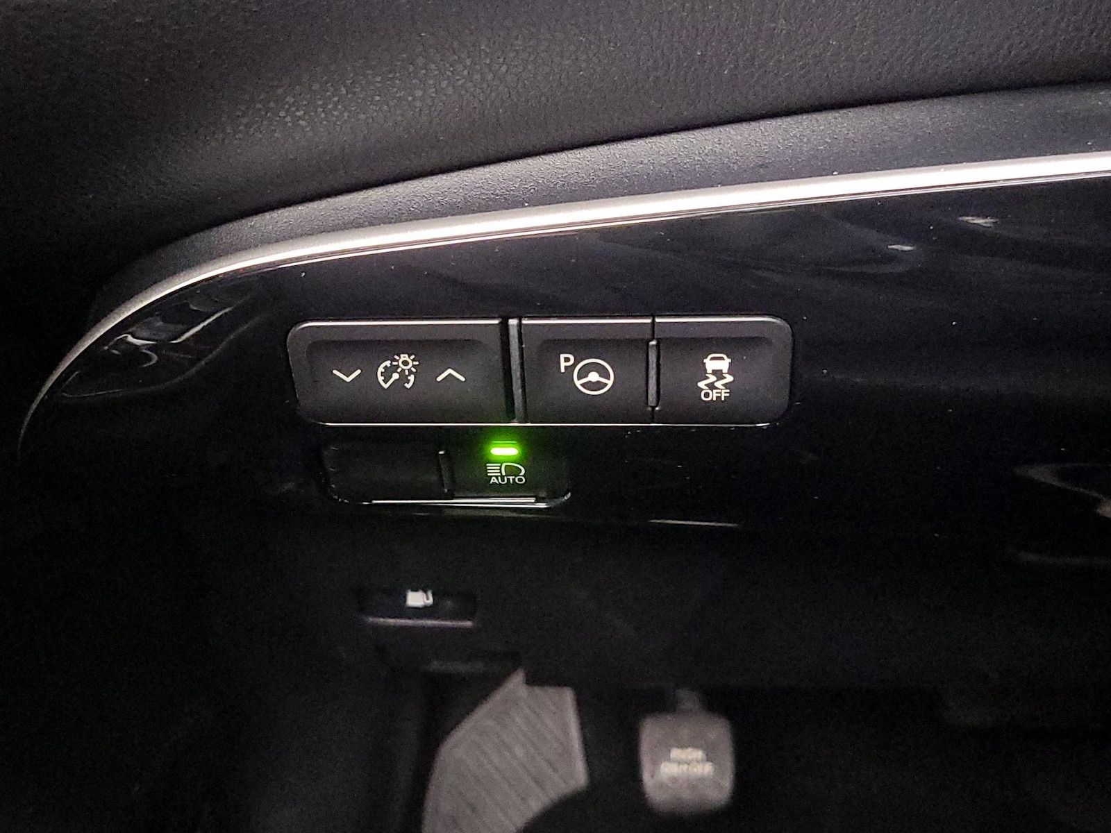 2020 Toyota Prius LE - Photo 14