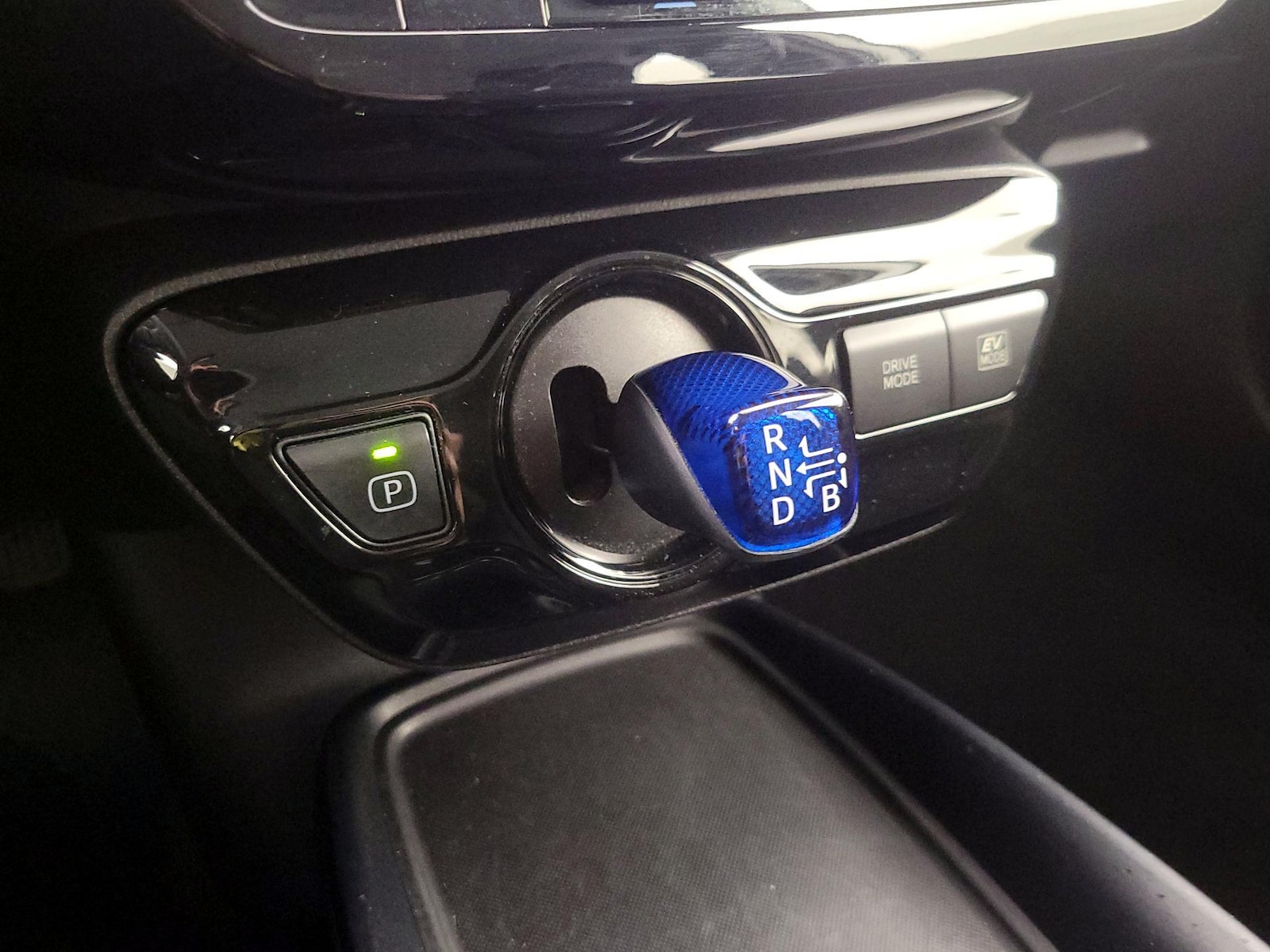 2020 Toyota Prius LE - Photo 18