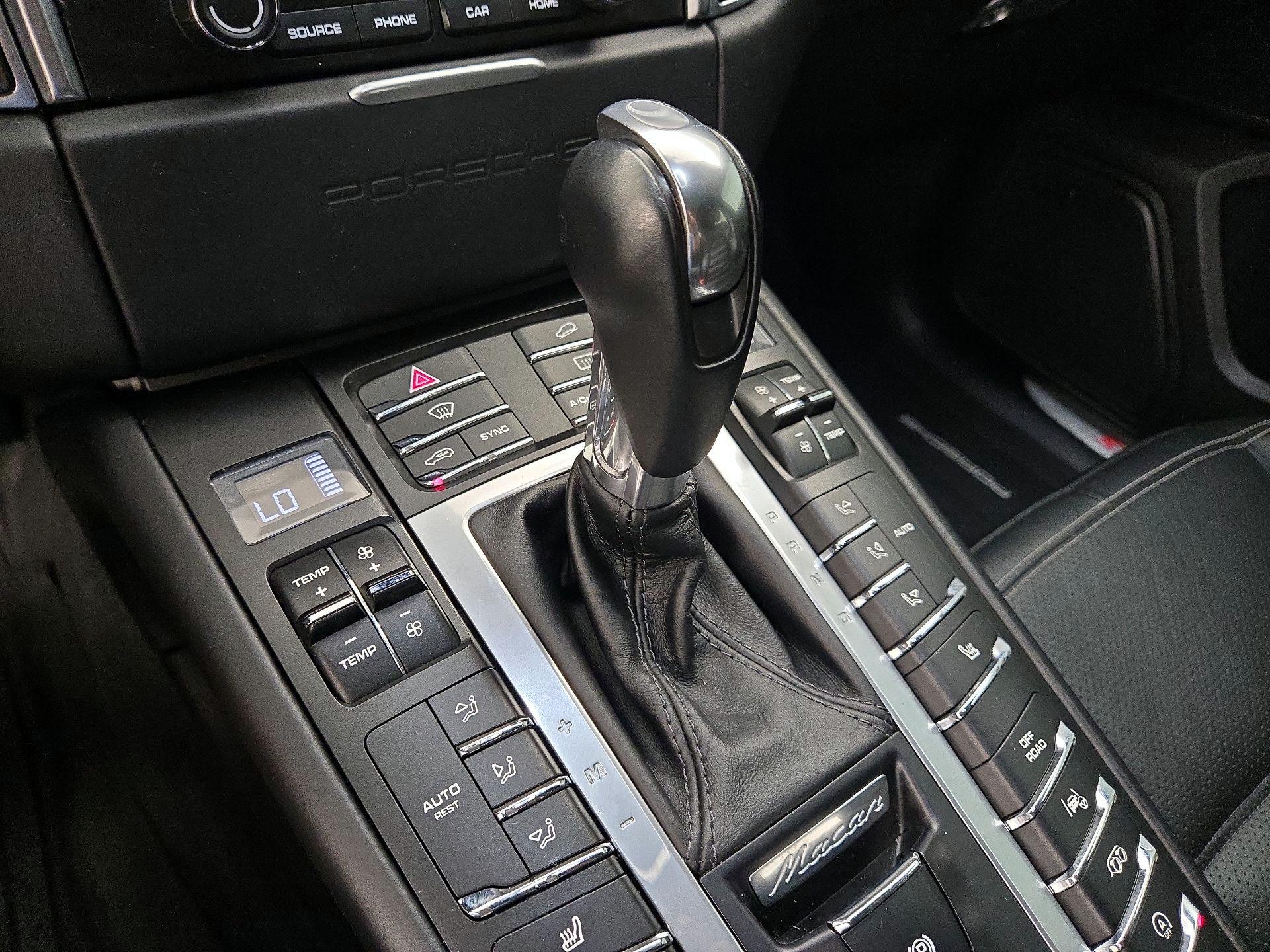 Thumbnail: 2018 Porsche Macan - 18