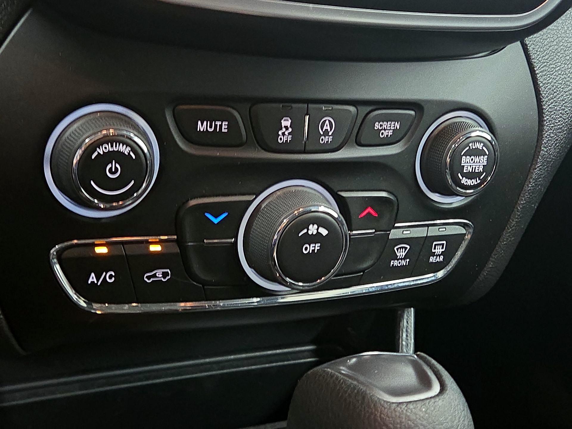 Thumbnail: 2020 Jeep Cherokee - 16