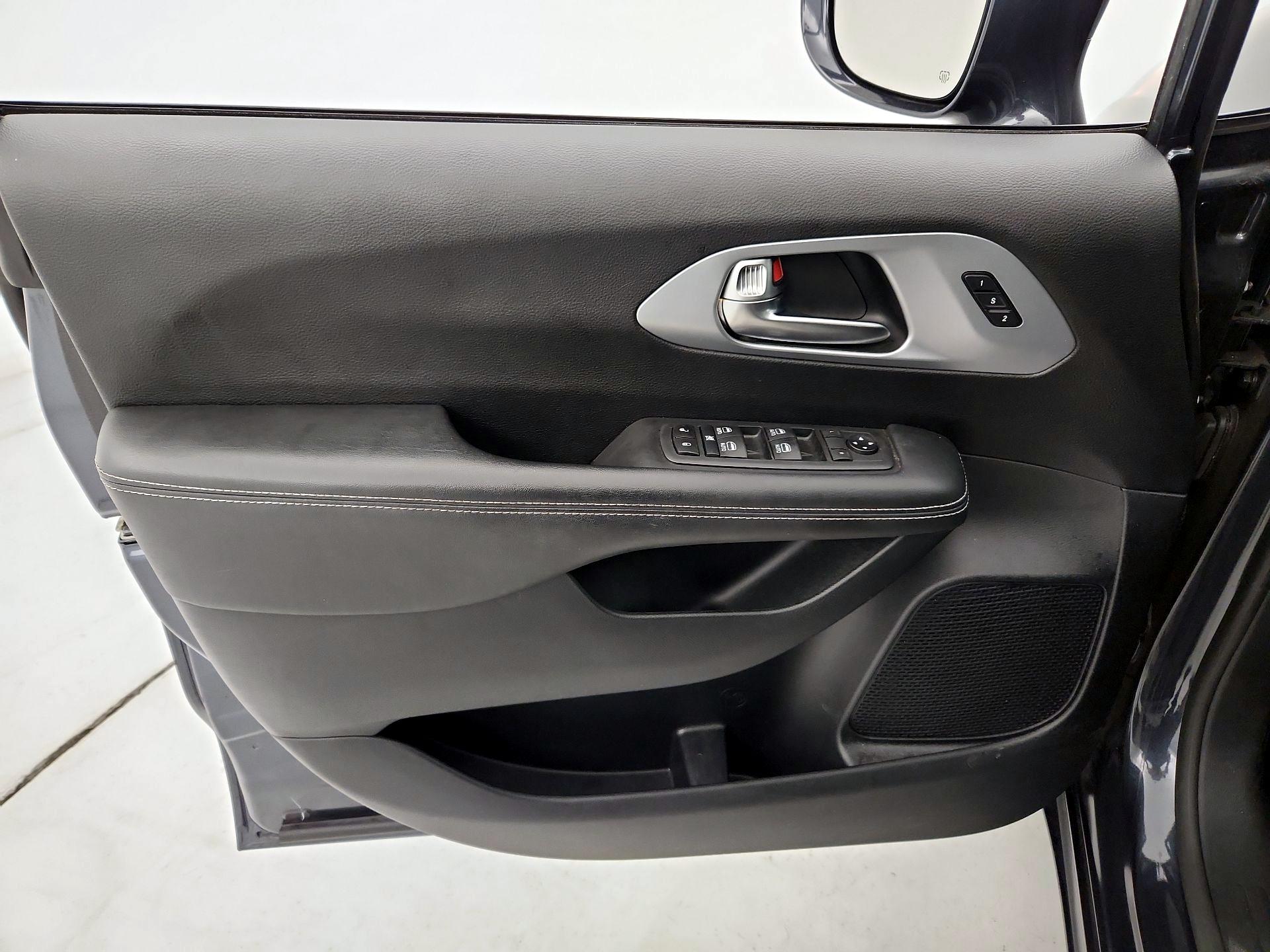 Thumbnail: 2020 Chrysler Pacifica - 12