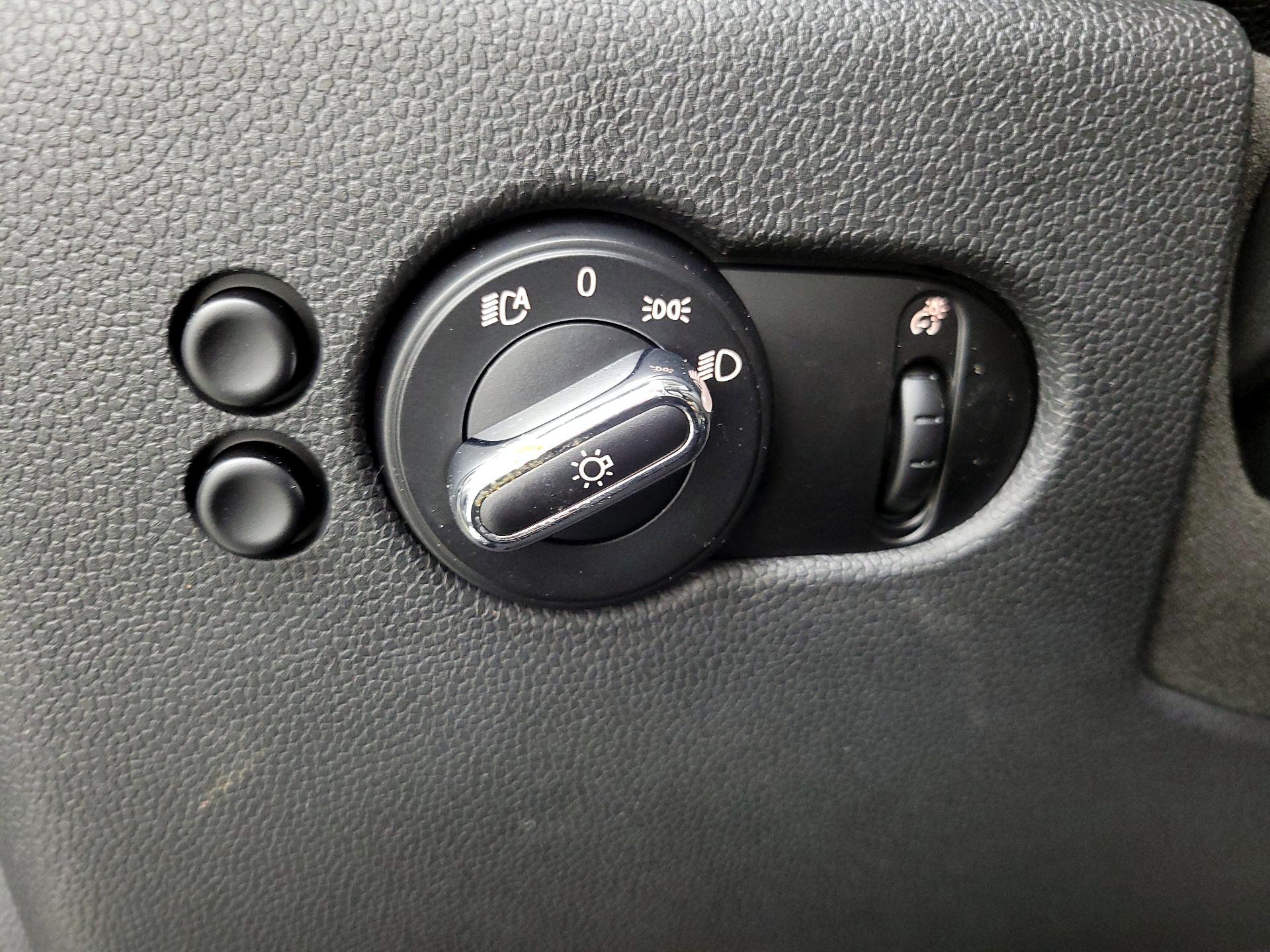 Thumbnail: 2015 MINI Cooper Hardtop - 13