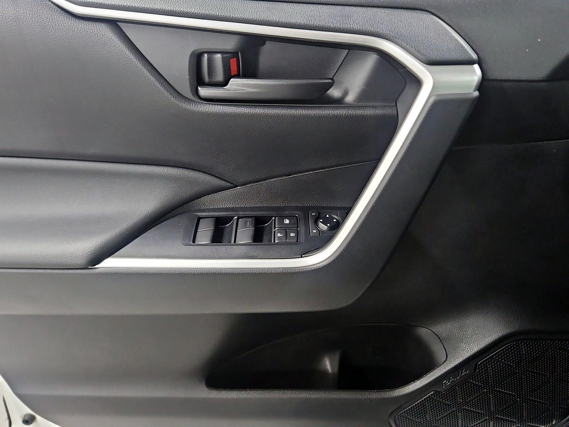 Thumbnail: 2022 Toyota RAV4 - 12