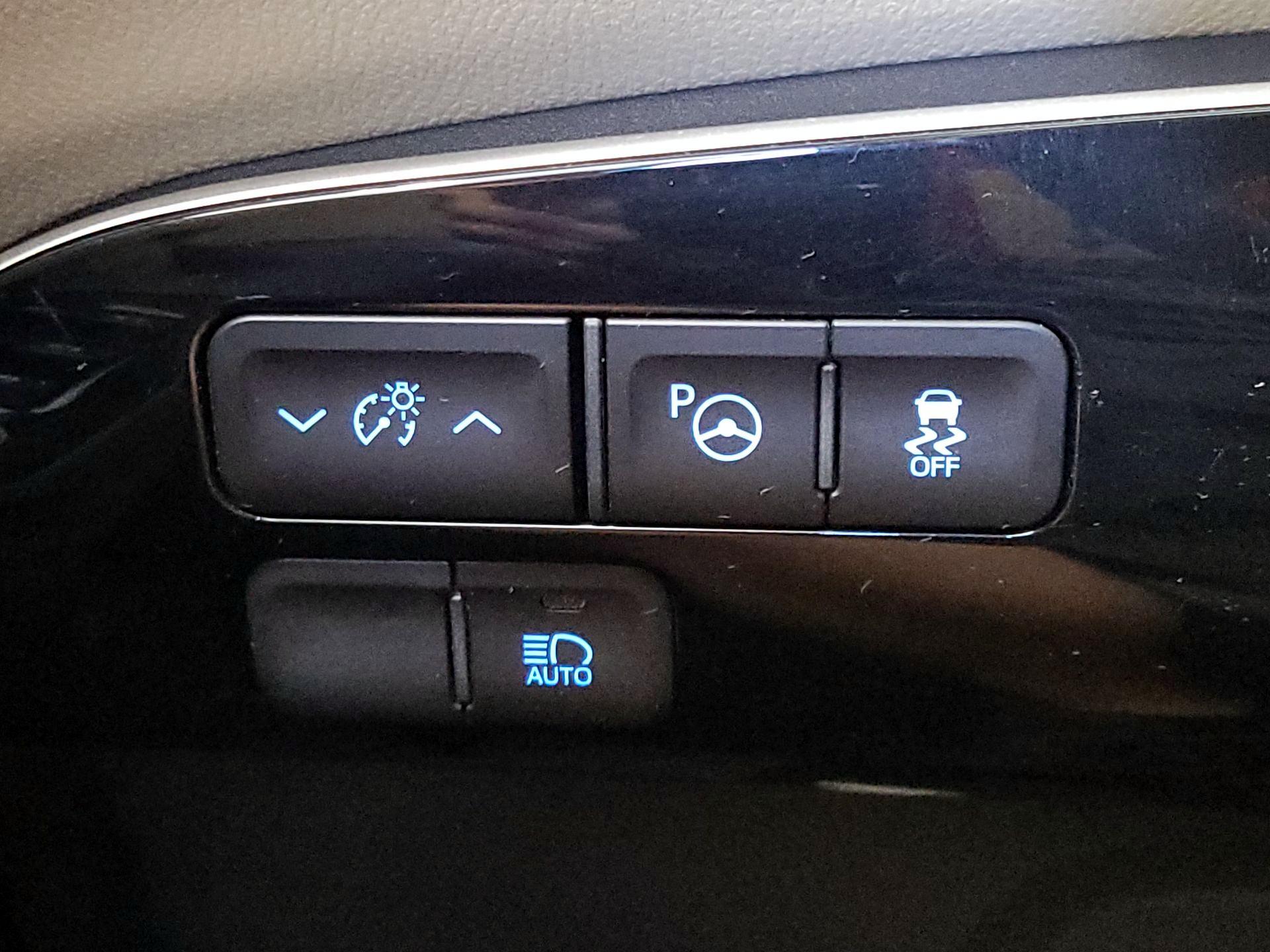 Thumbnail: 2018 Toyota Prius - 13