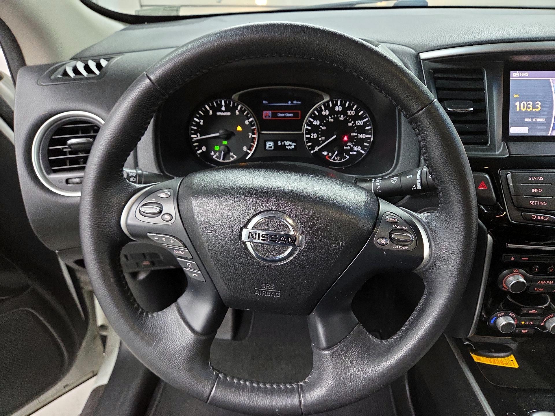 Thumbnail: 2015 Nissan Pathfinder - 10