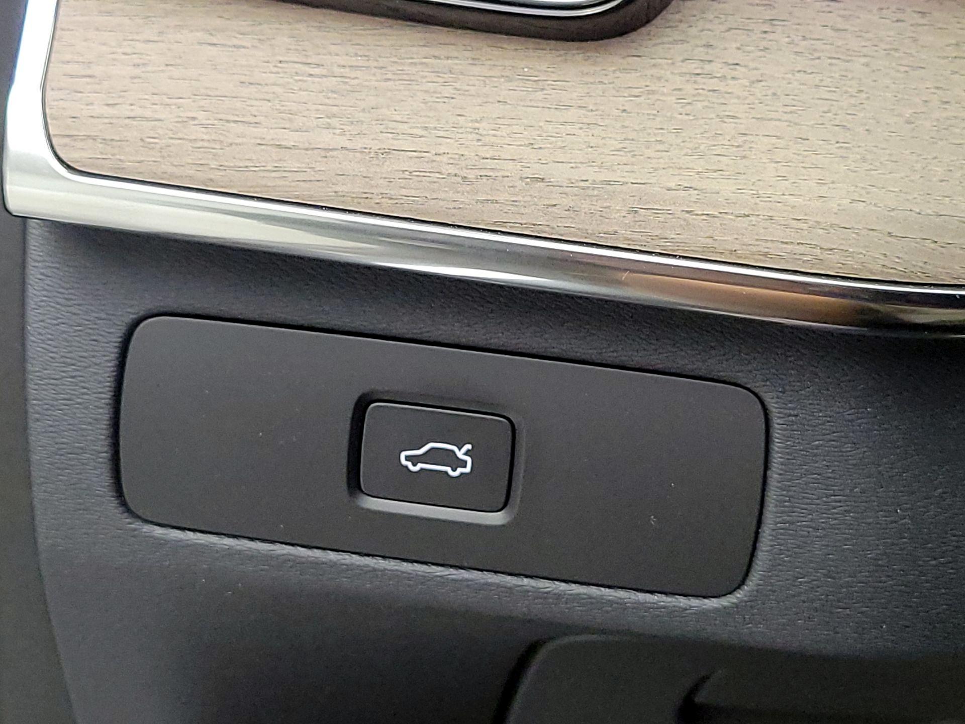 Thumbnail: 2025 Volvo XC90 - 13