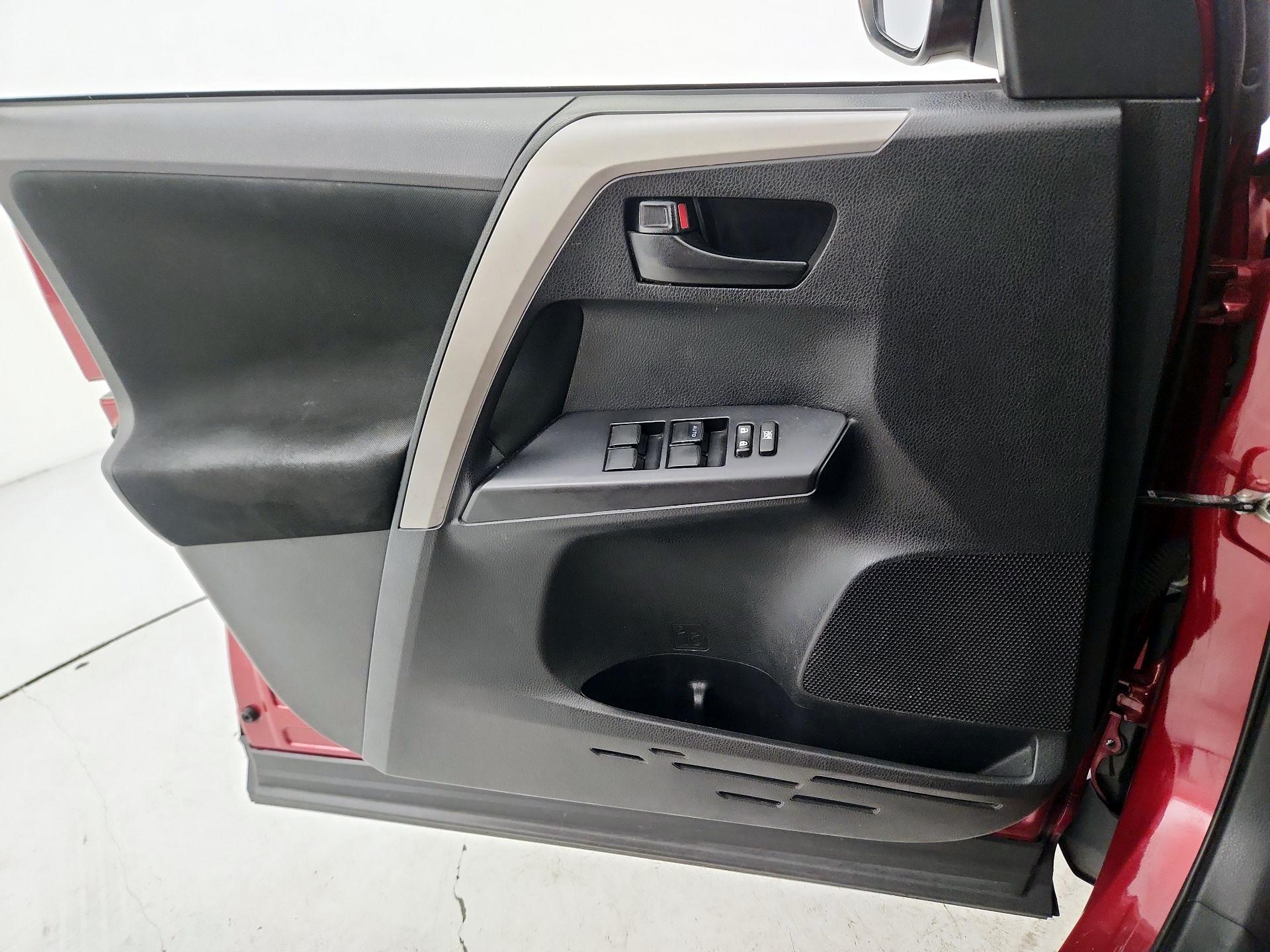 Thumbnail: 2018 Toyota RAV4 - 12