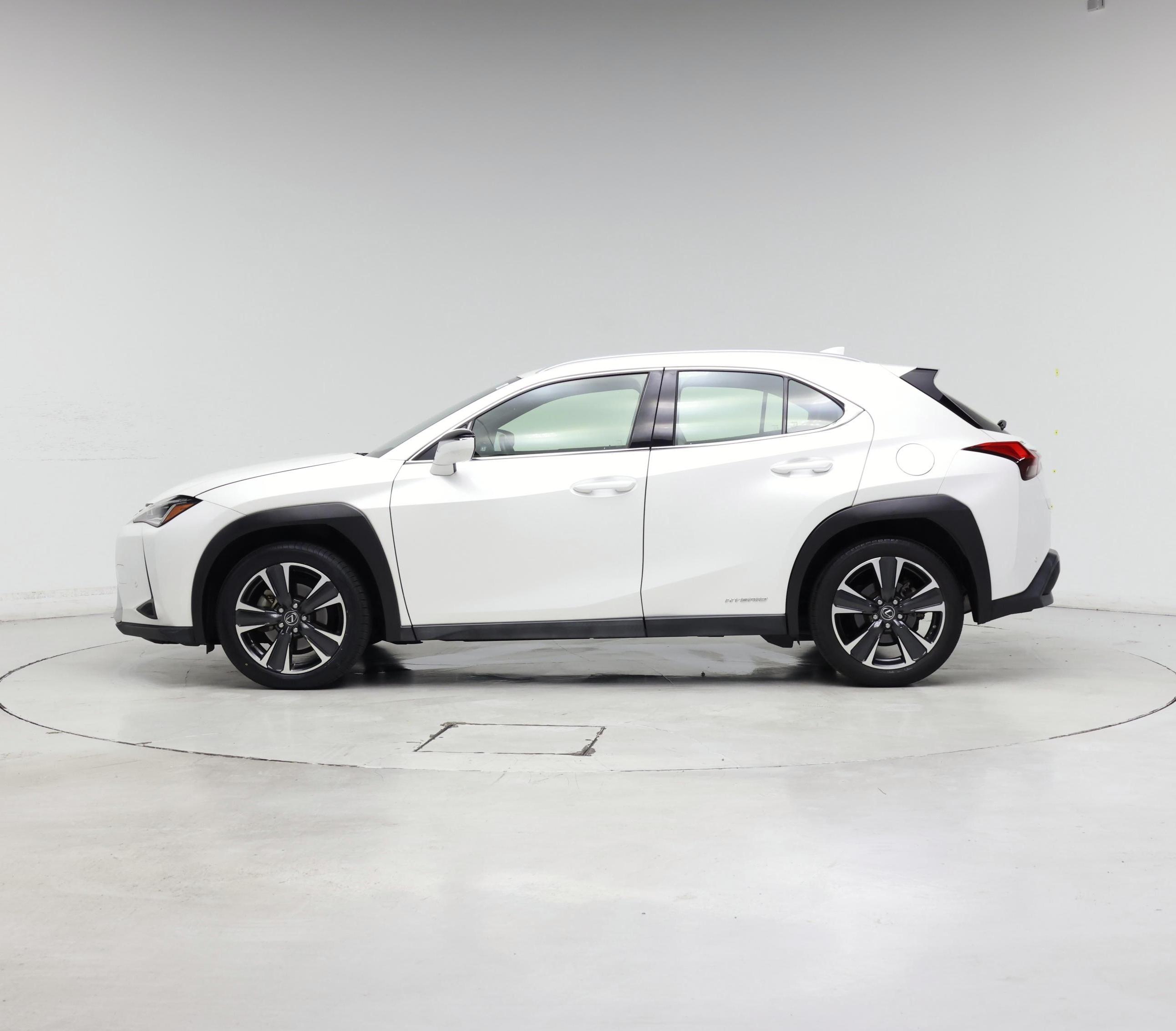 Thumbnail: 2021 Lexus UX - 3
