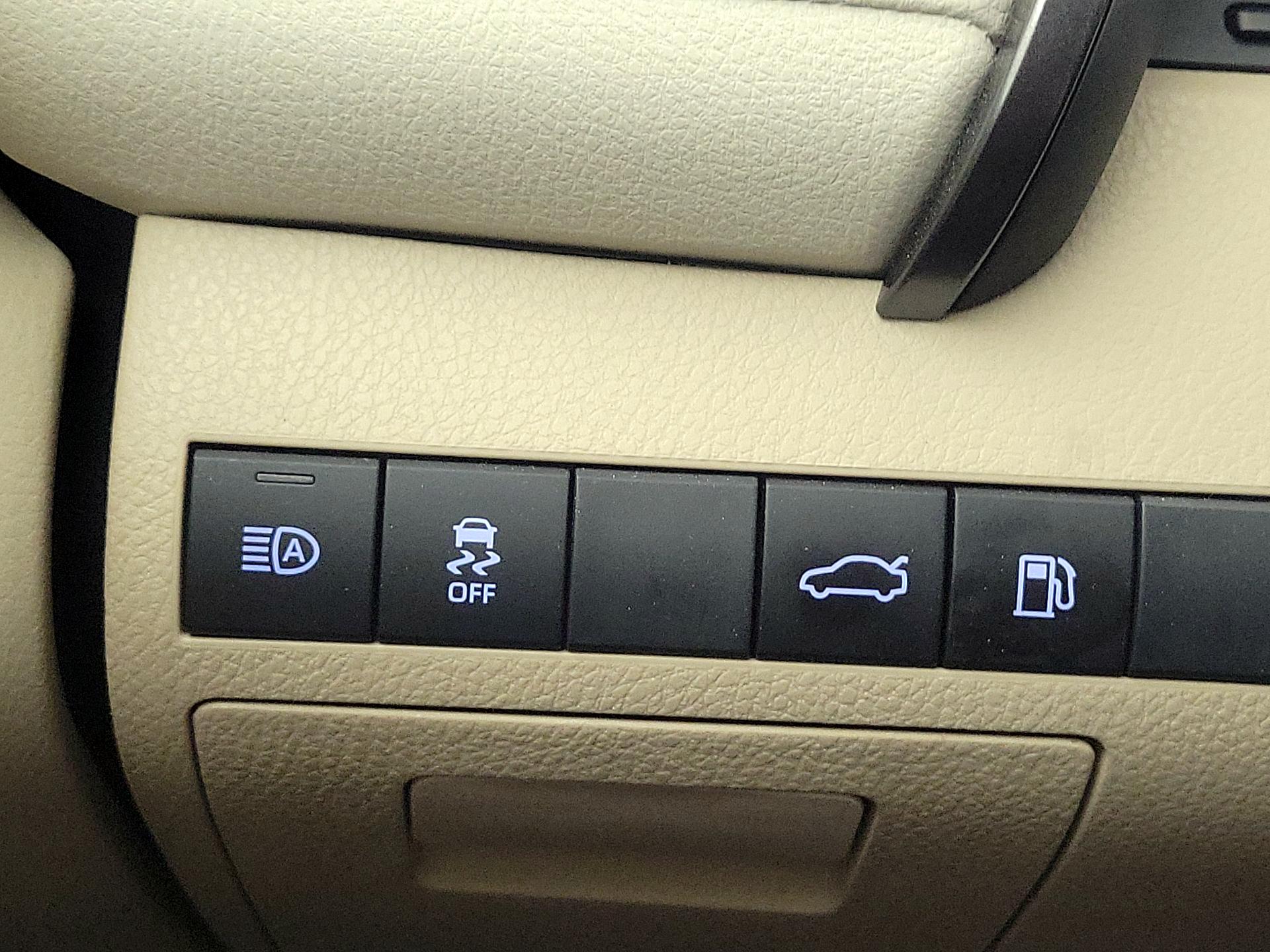 Thumbnail: 2018 Toyota Camry - 13