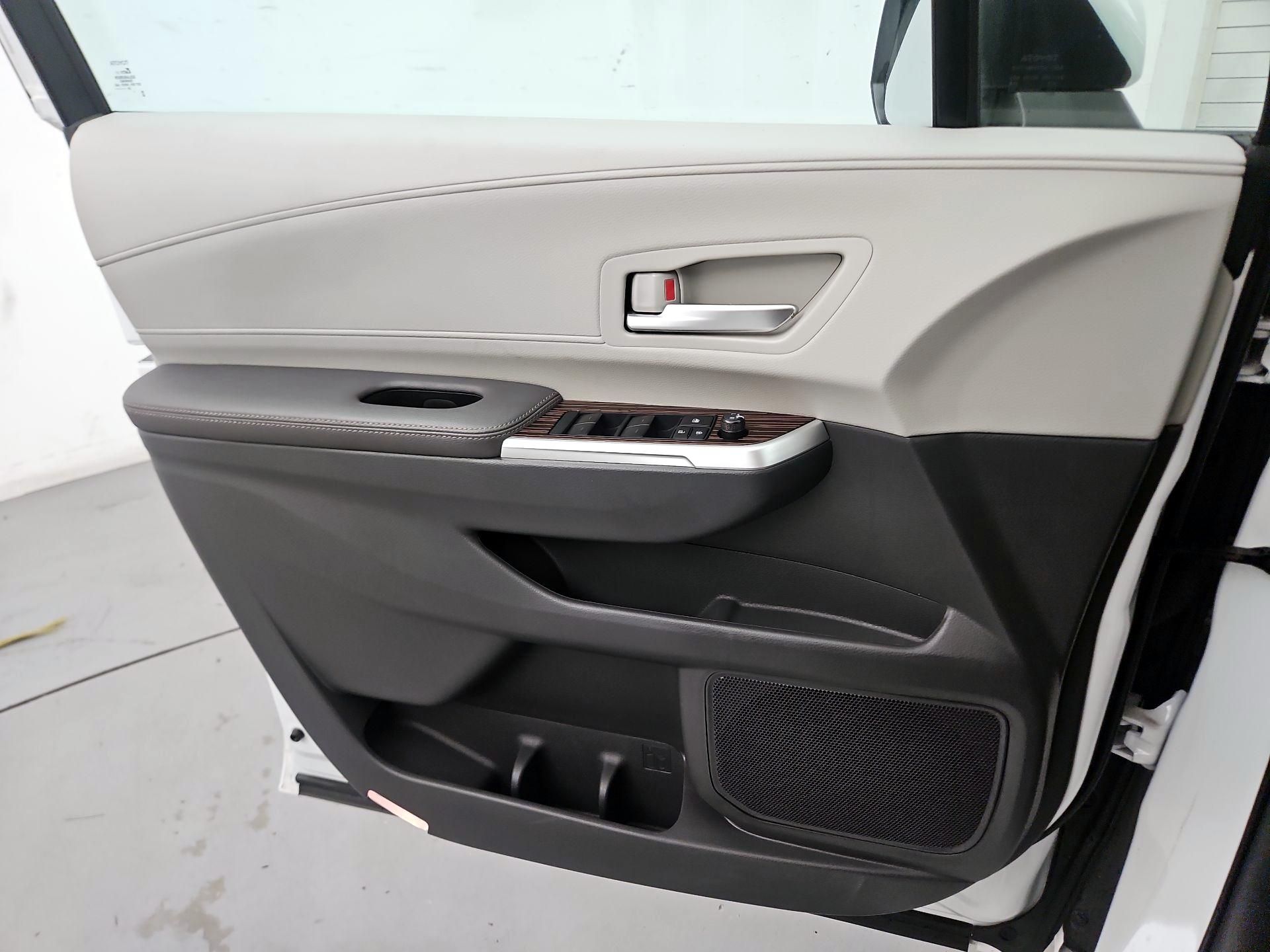 Thumbnail: 2024 Toyota Sienna - 10