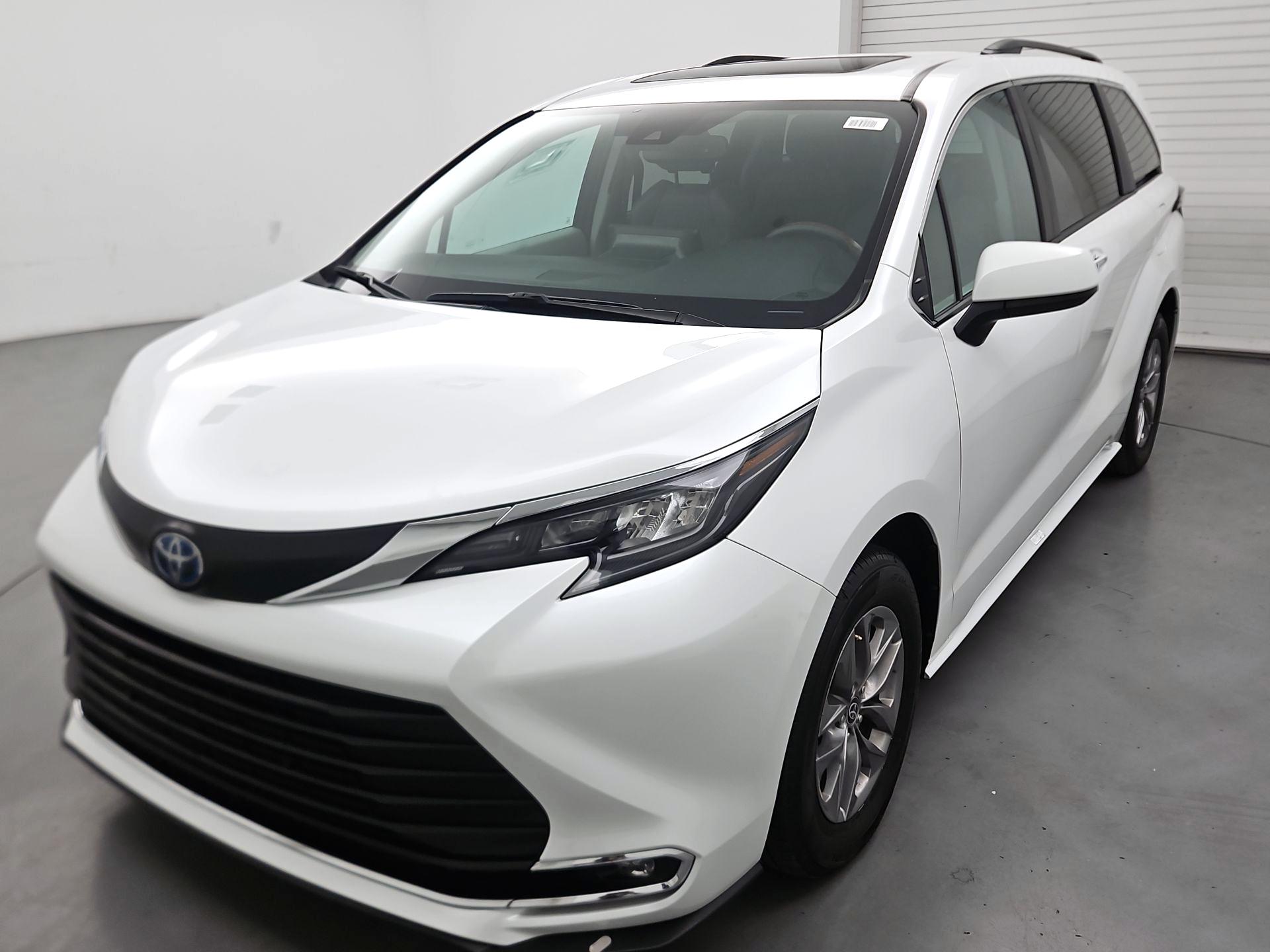 Thumbnail: 2024 Toyota Sienna - 3