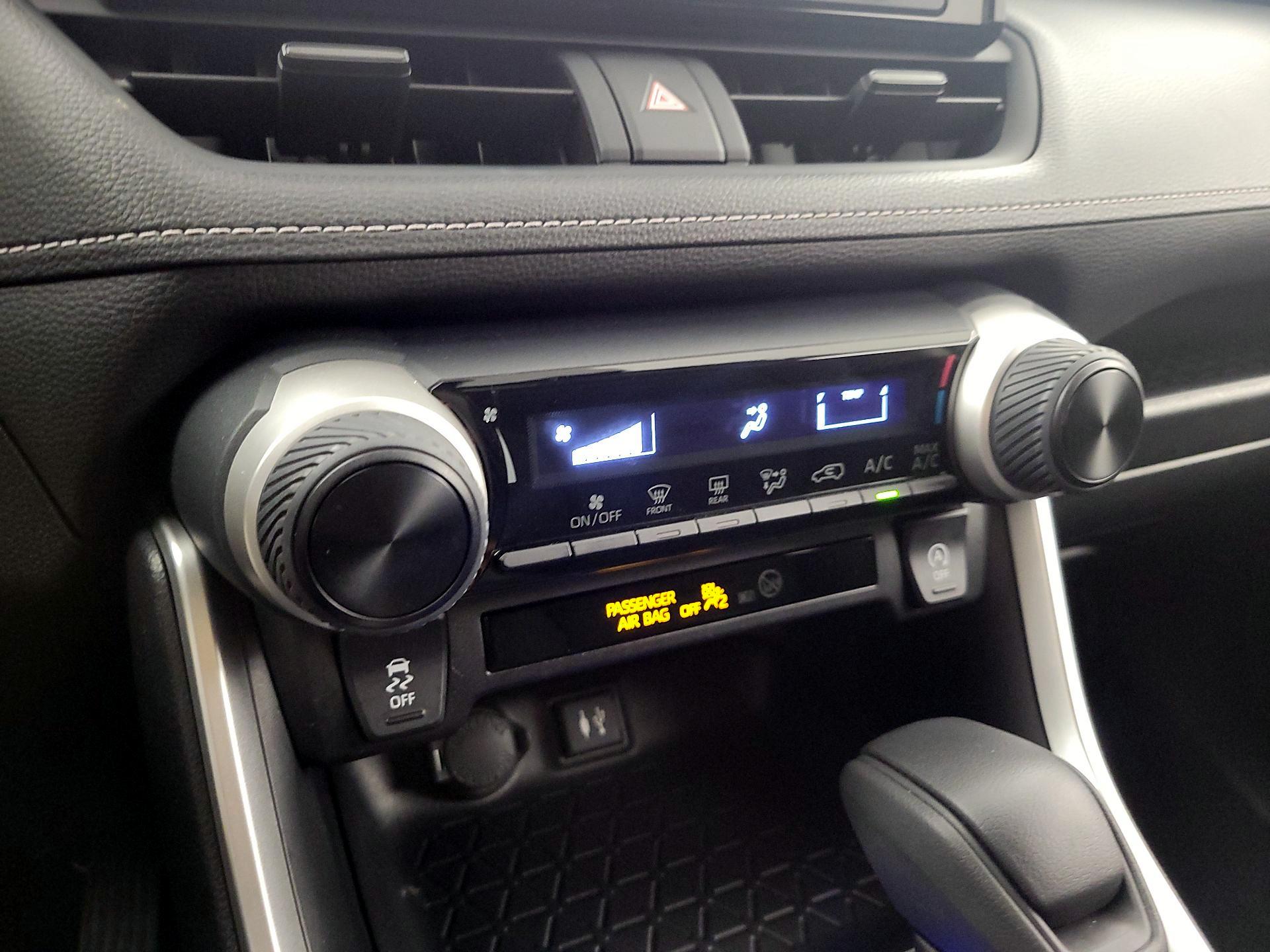 Thumbnail: 2019 Toyota RAV4 - 16
